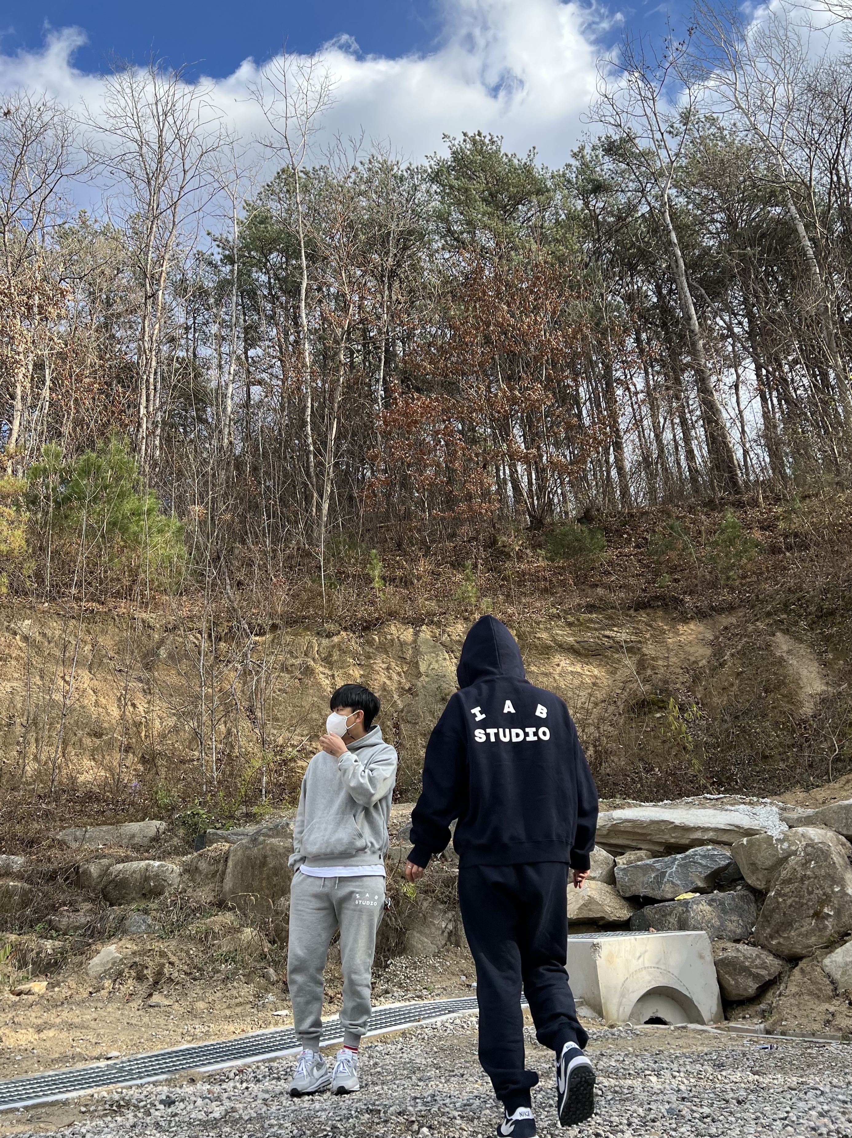 IAB Studio Hoodie Navy - 21SS, IAB Studio Hoodie Gray - 21SS 착용 스타일 - 2
