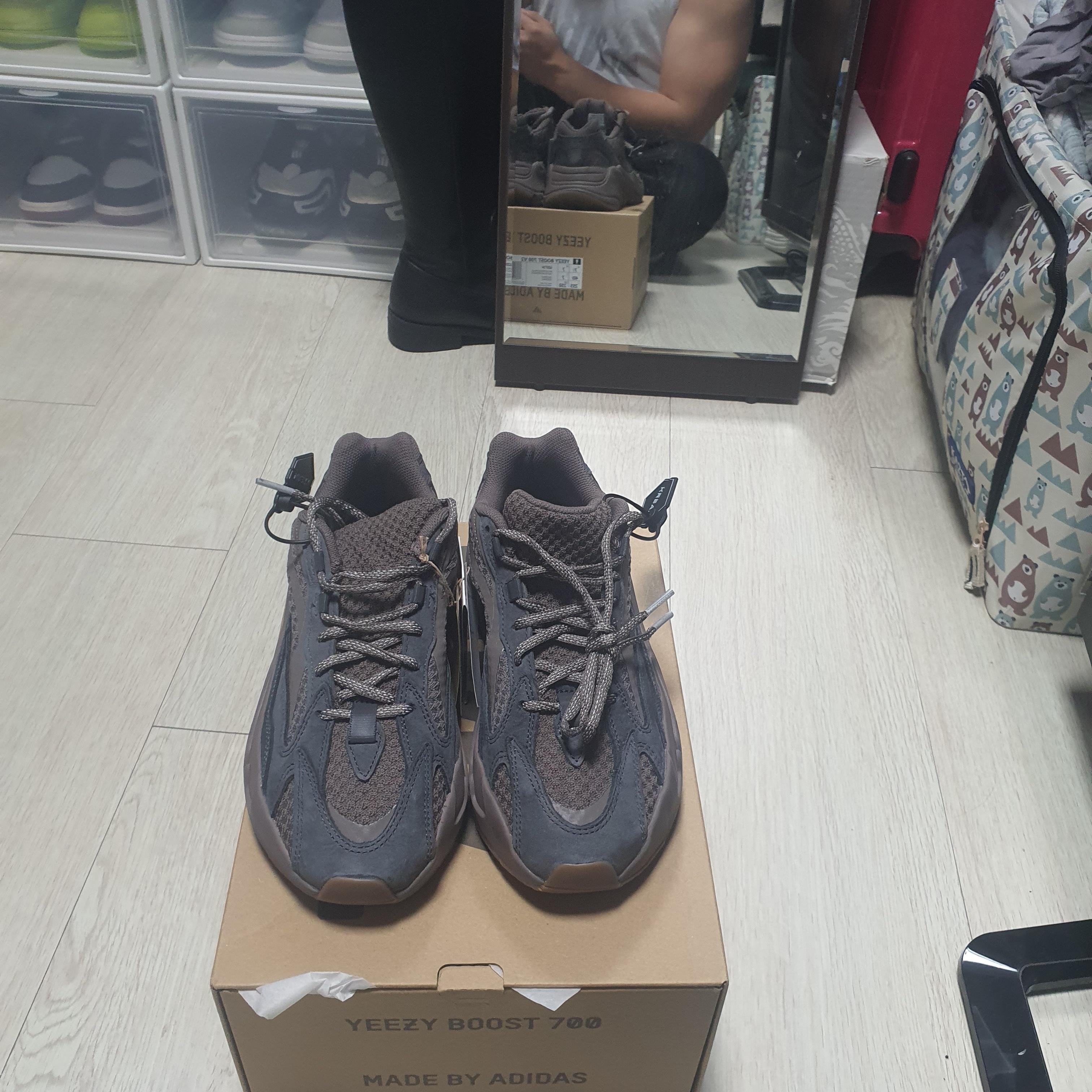 Adidas Yeezy Boost 700 V2 Mauve 착용 스타일 - 1