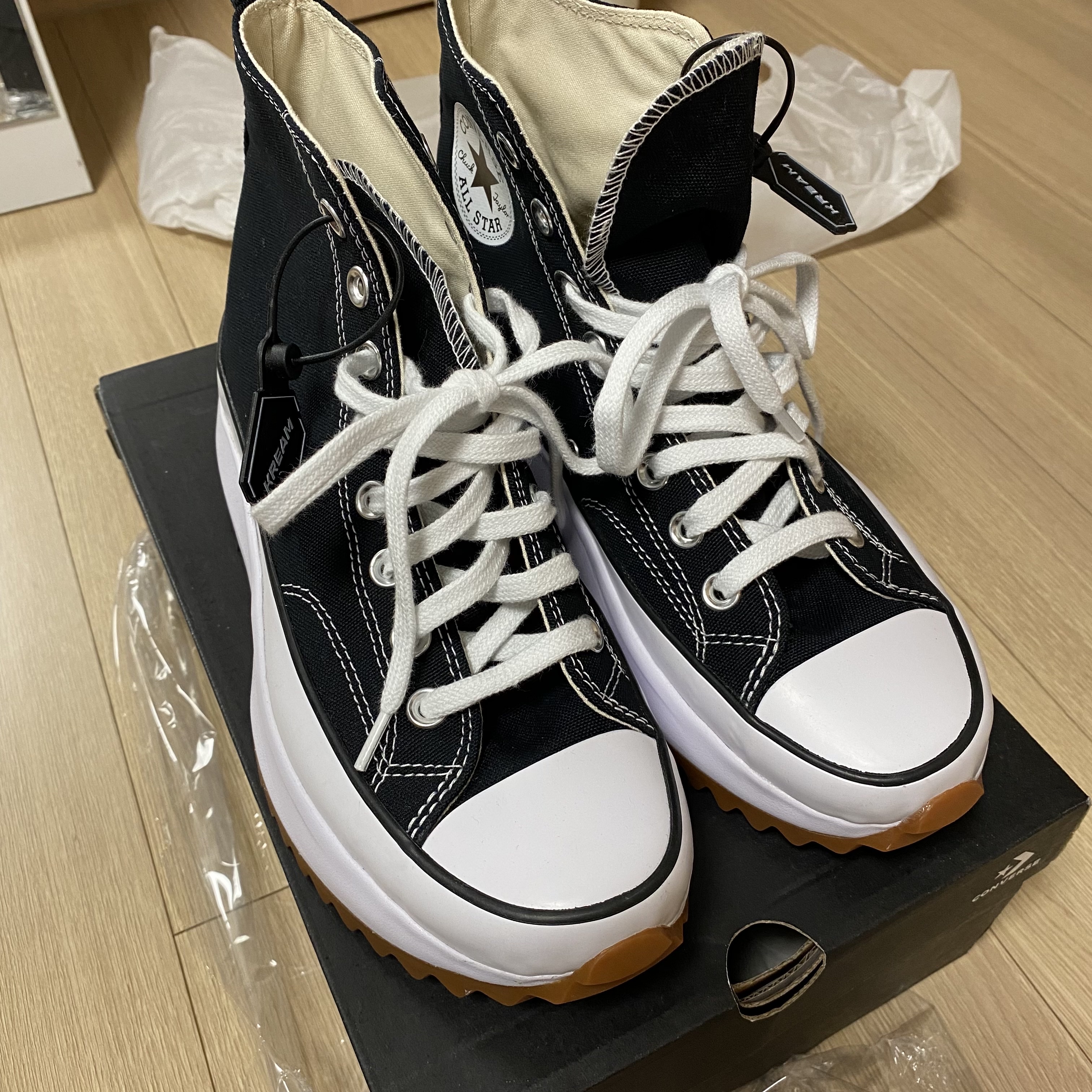Converse Run Star Hike Hi Black White Gum 착용 스타일