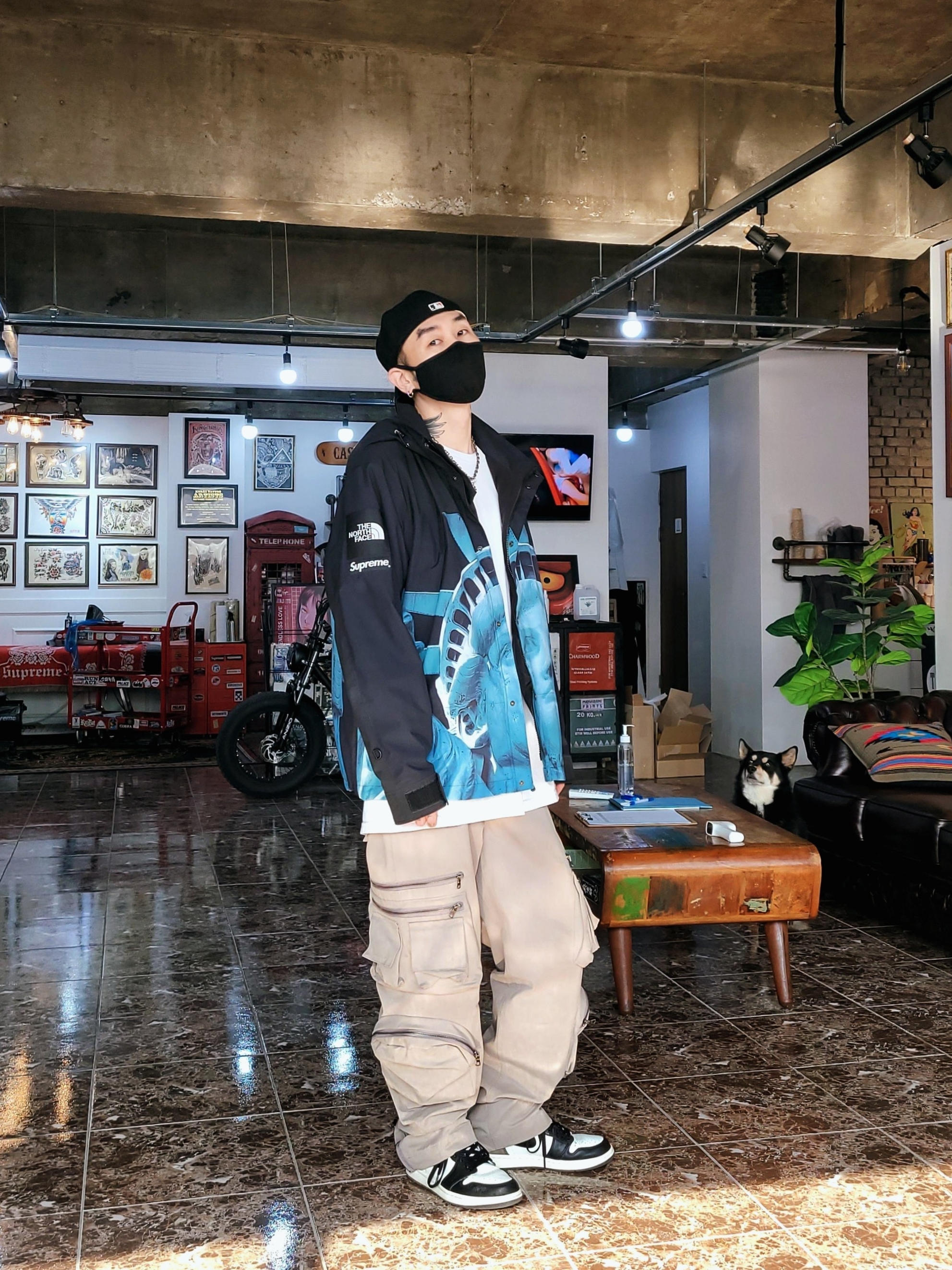 Supreme x The North Face Statue of Liberty Mountain Jacket Black - 19FW, Jordan 1 Retro High OG Black Mocha 착용 스타일