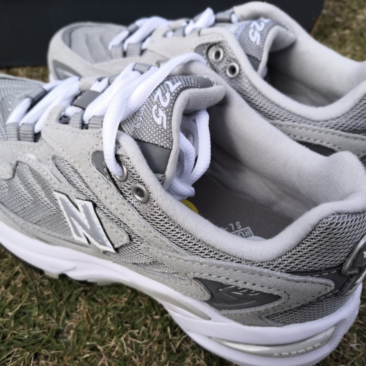 New Balance 725 Grey 착용 스타일 - 2
