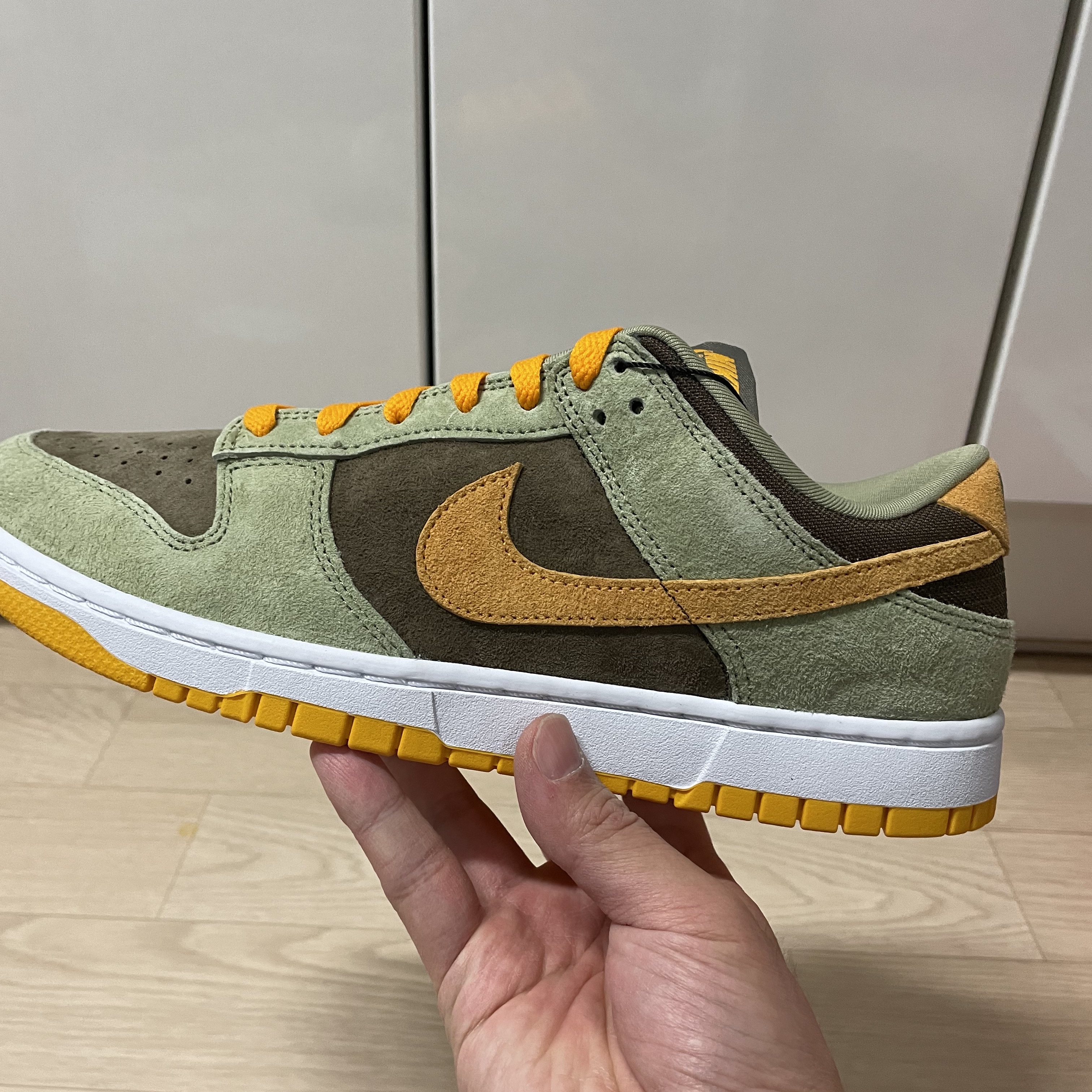 Nike Dunk Low SE Dusty Olive 착용 스타일 - 1