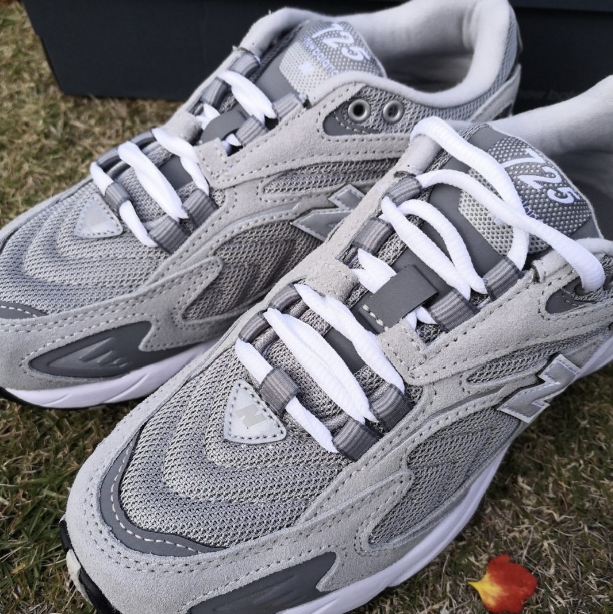 New Balance 725 Grey 착용 스타일 - 1