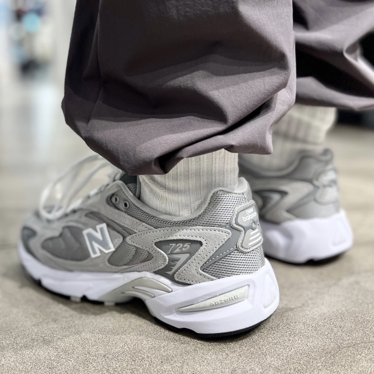 New Balance 725 Grey 착용 스타일 - 2