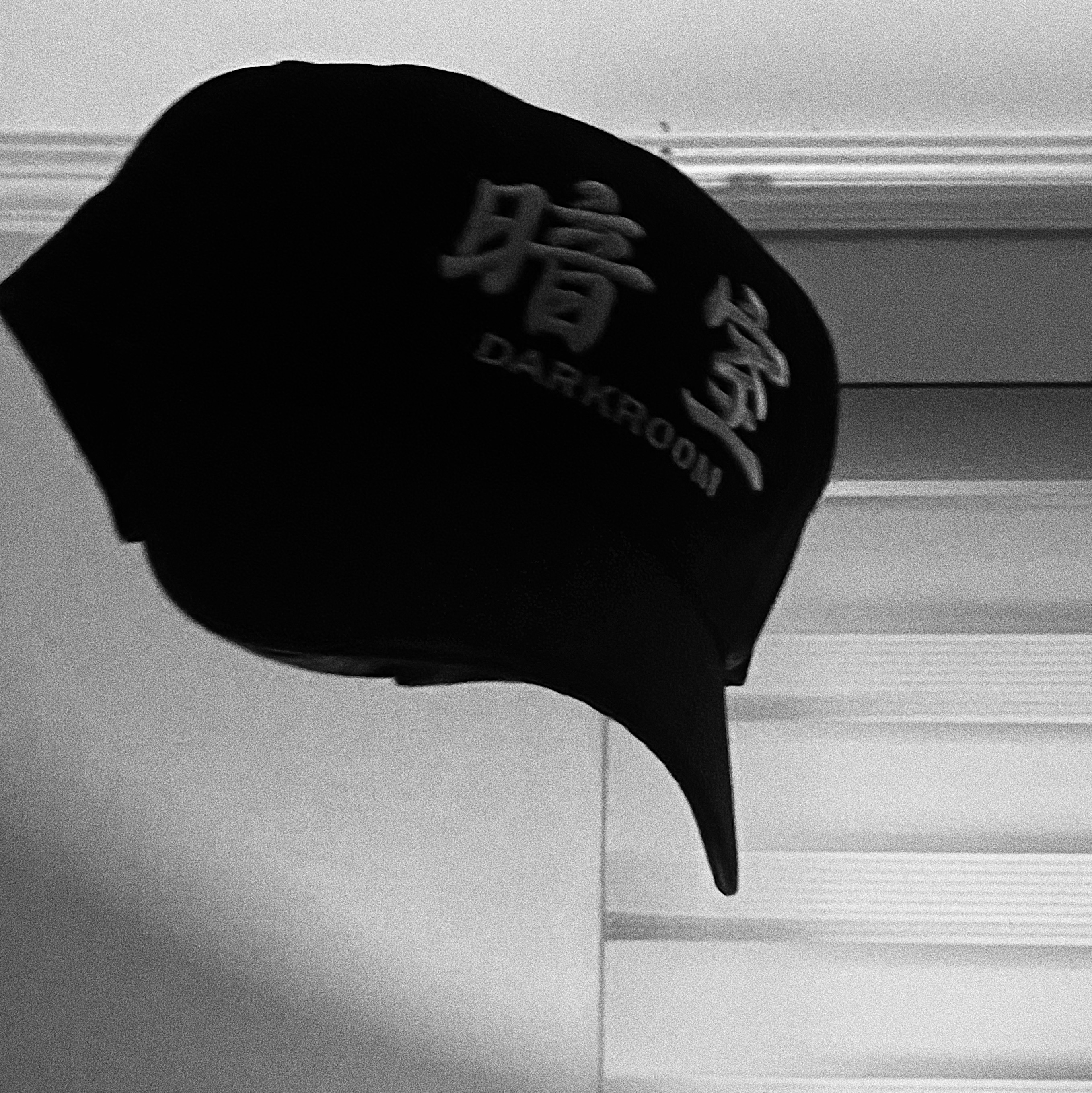 Darkr8m Studio White Logo Cap 착용 스타일