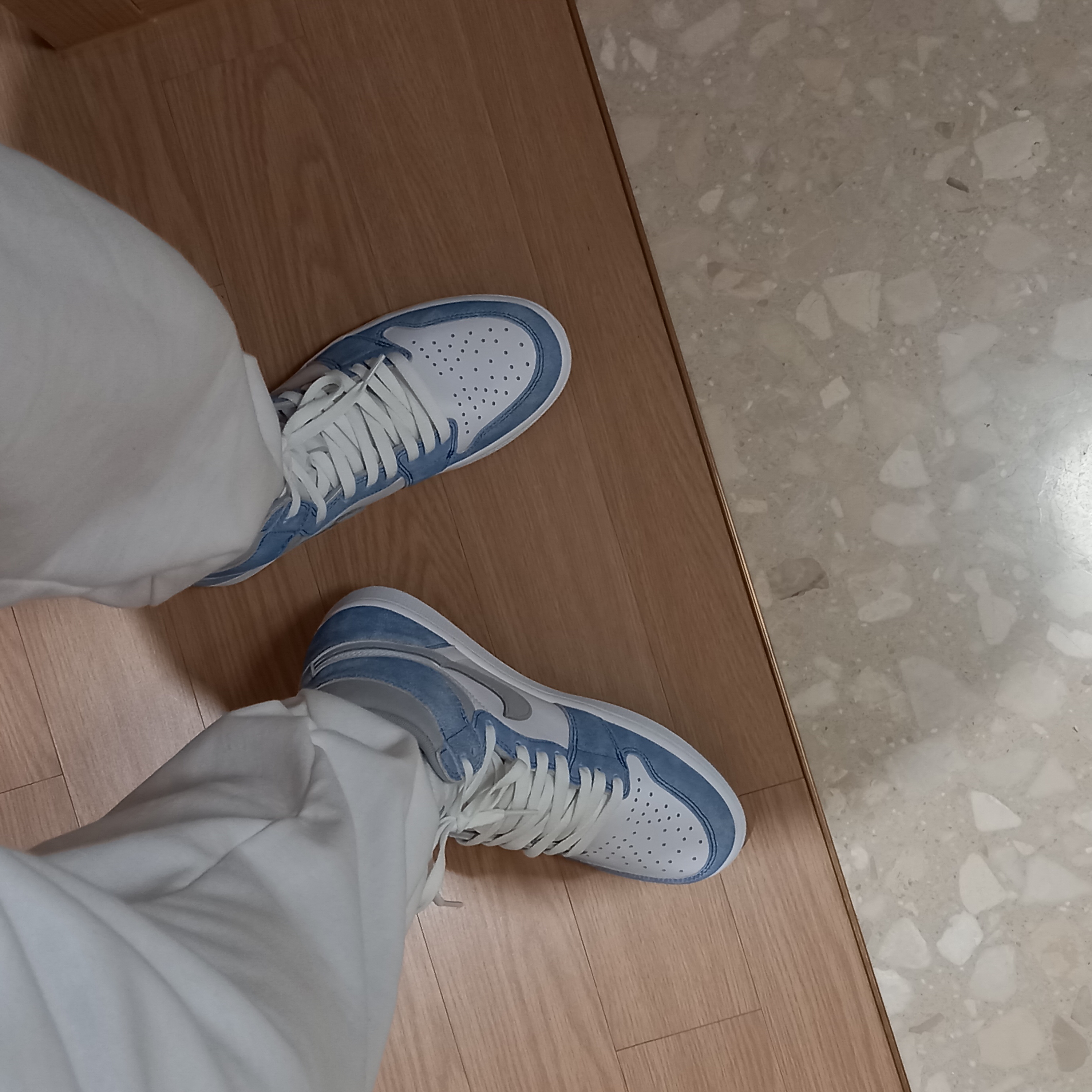 Jordan 1 Retro High OG Hyper Royal 착용 스타일 - 3