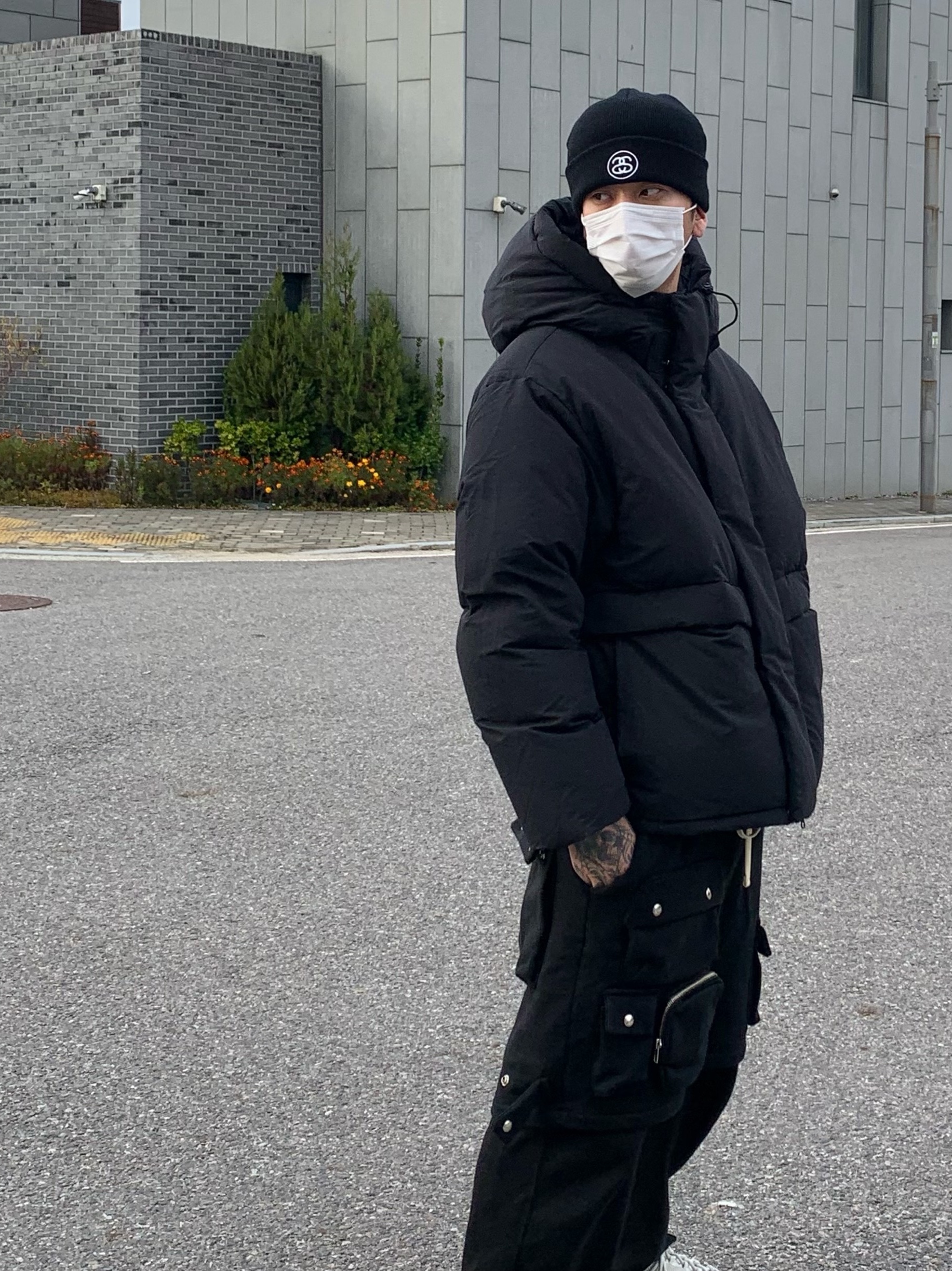 Stussy SS Link Cuff Beanie Black, Adidas Yeezy 450 Cloud White 착용 스타일 - 1