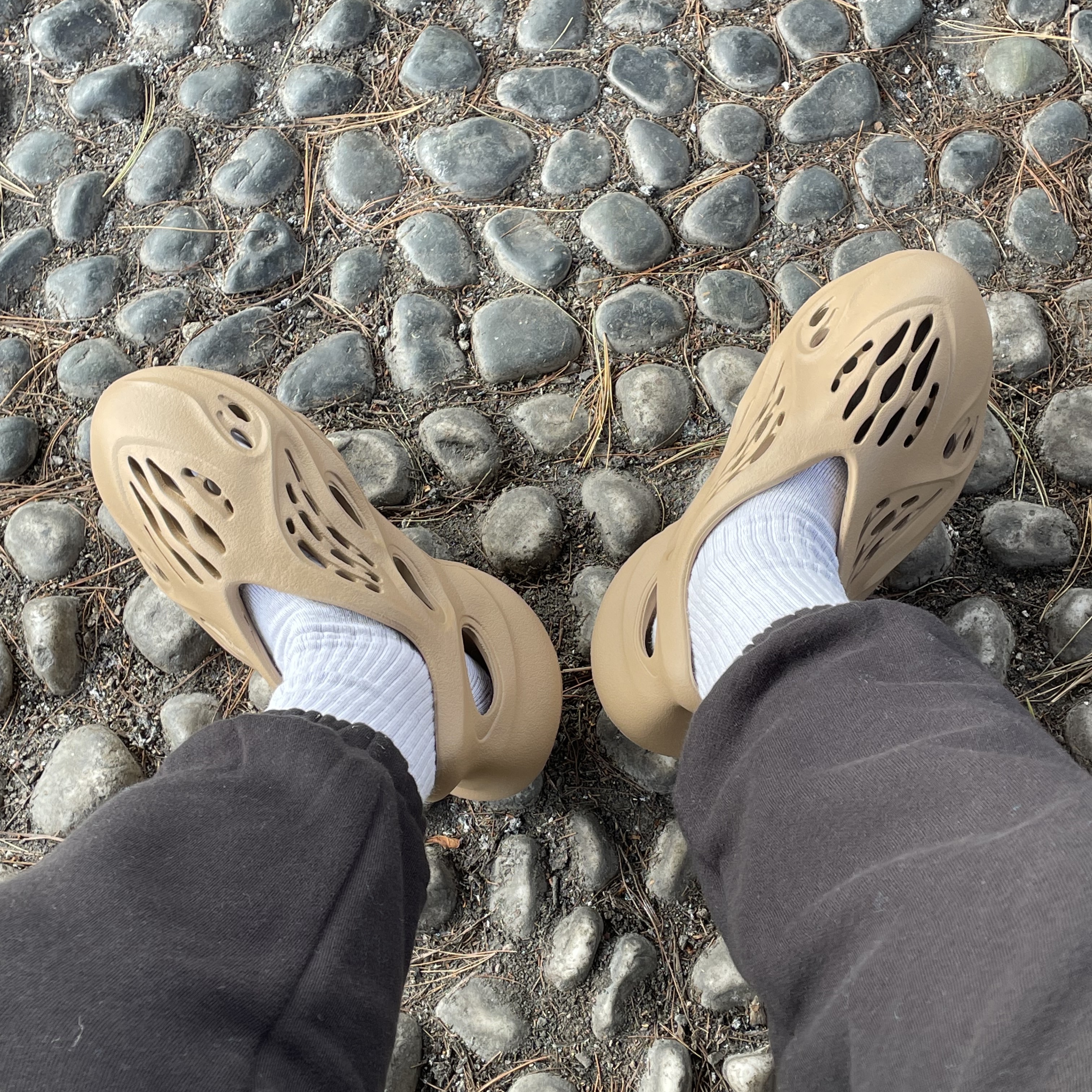 Adidas Yeezy Foam RNNR Ochre 착용 스타일 - 1