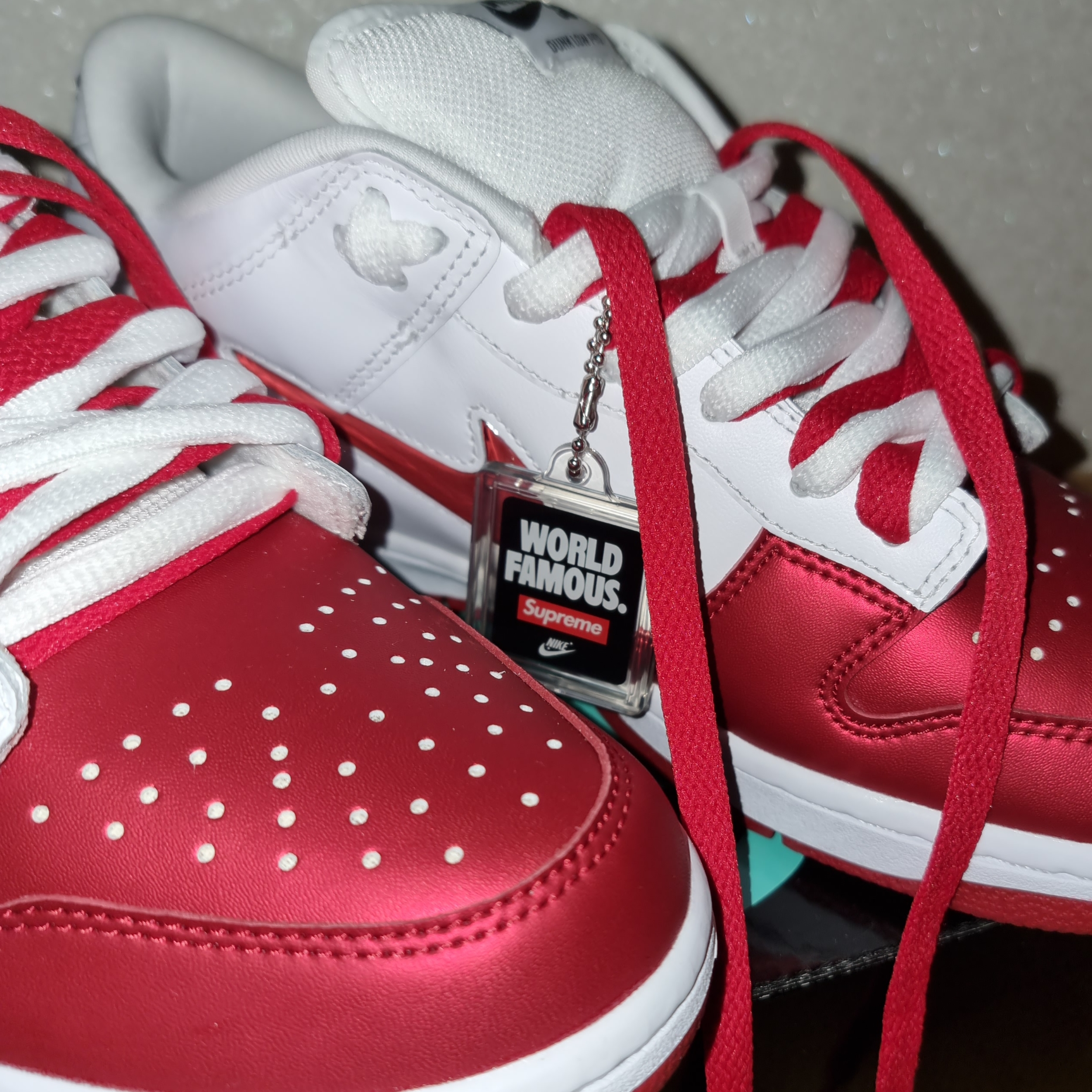 Nike x Supreme SB Dunk Low Jewel Swoosh Red 착용 스타일 - 1