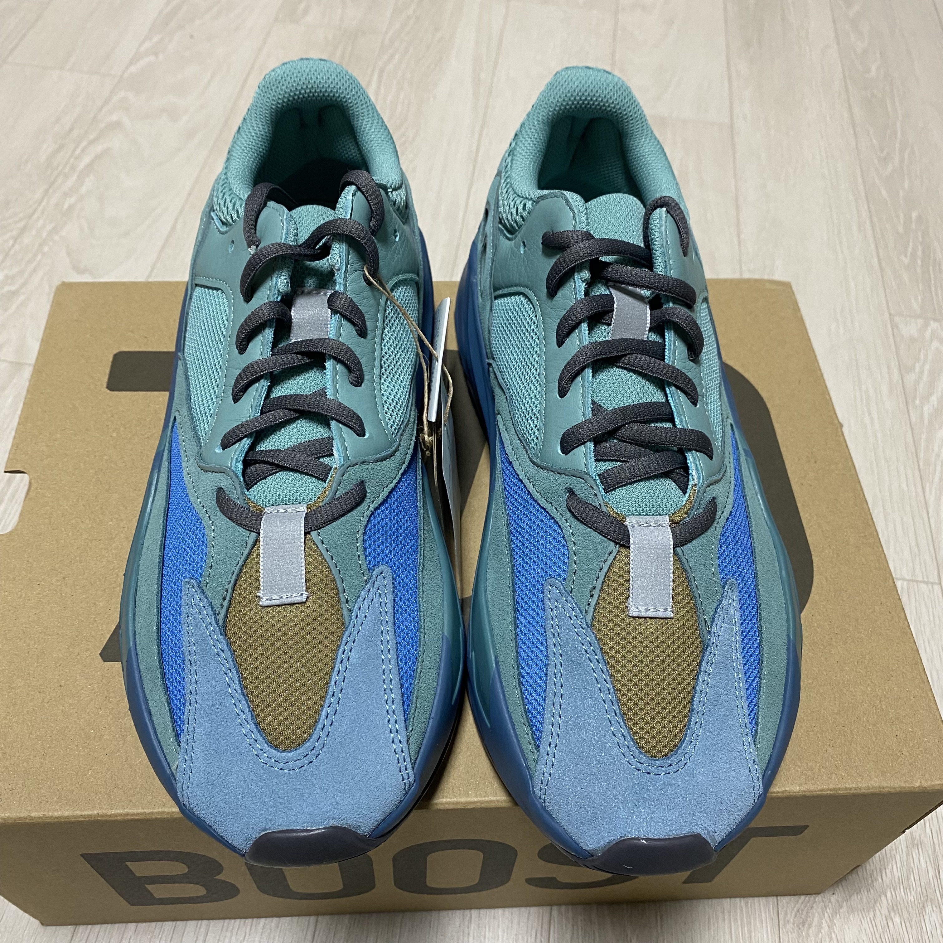 Adidas Yeezy Boost 700 Fade Azure 착용 스타일 - 2