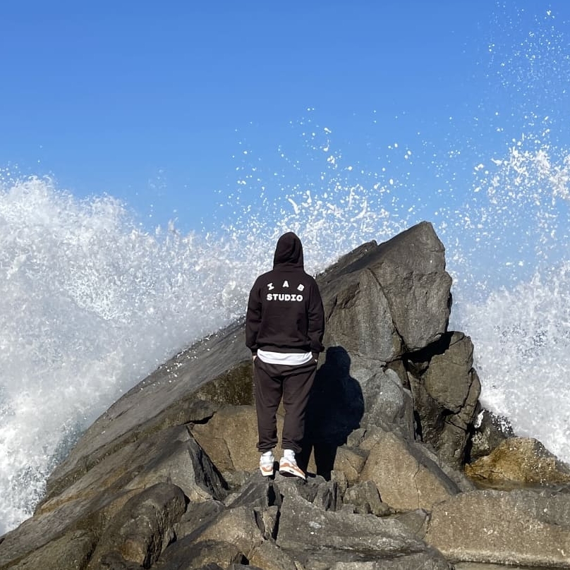 IAB Studio Hoodie Brown, IAB Studio Sweatpants Brown 착용 스타일 - 1