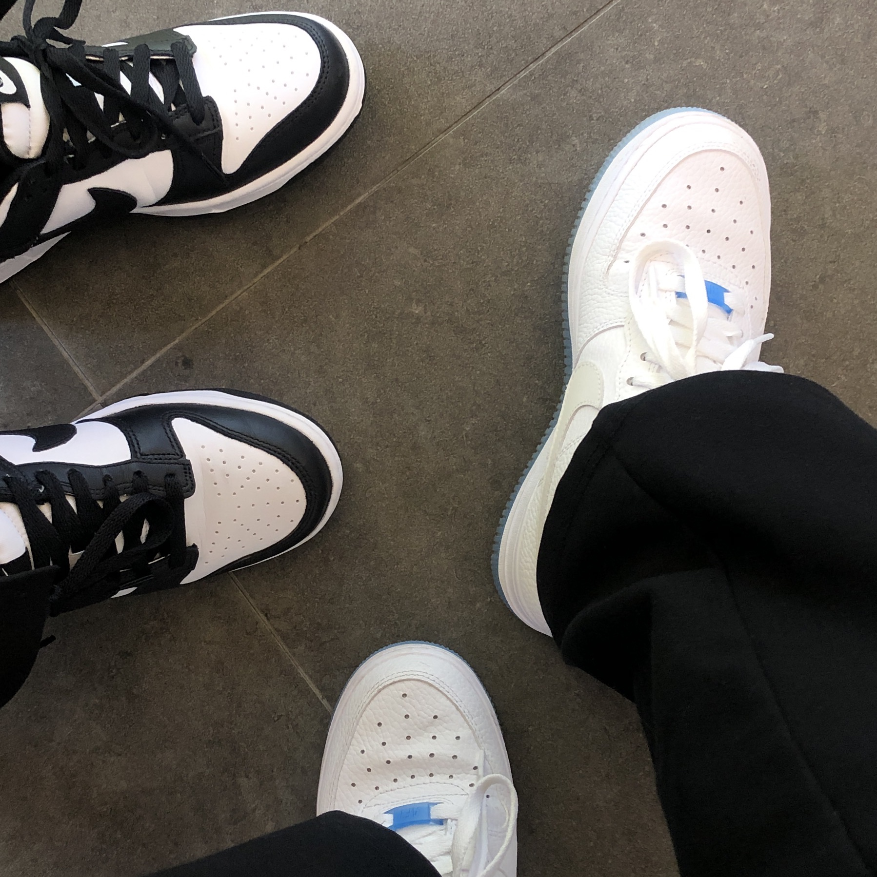 (GS) Nike Dunk Low Black, (W) Nike Air Force 1 '07 LX White University Blue 착용 스타일 - 1