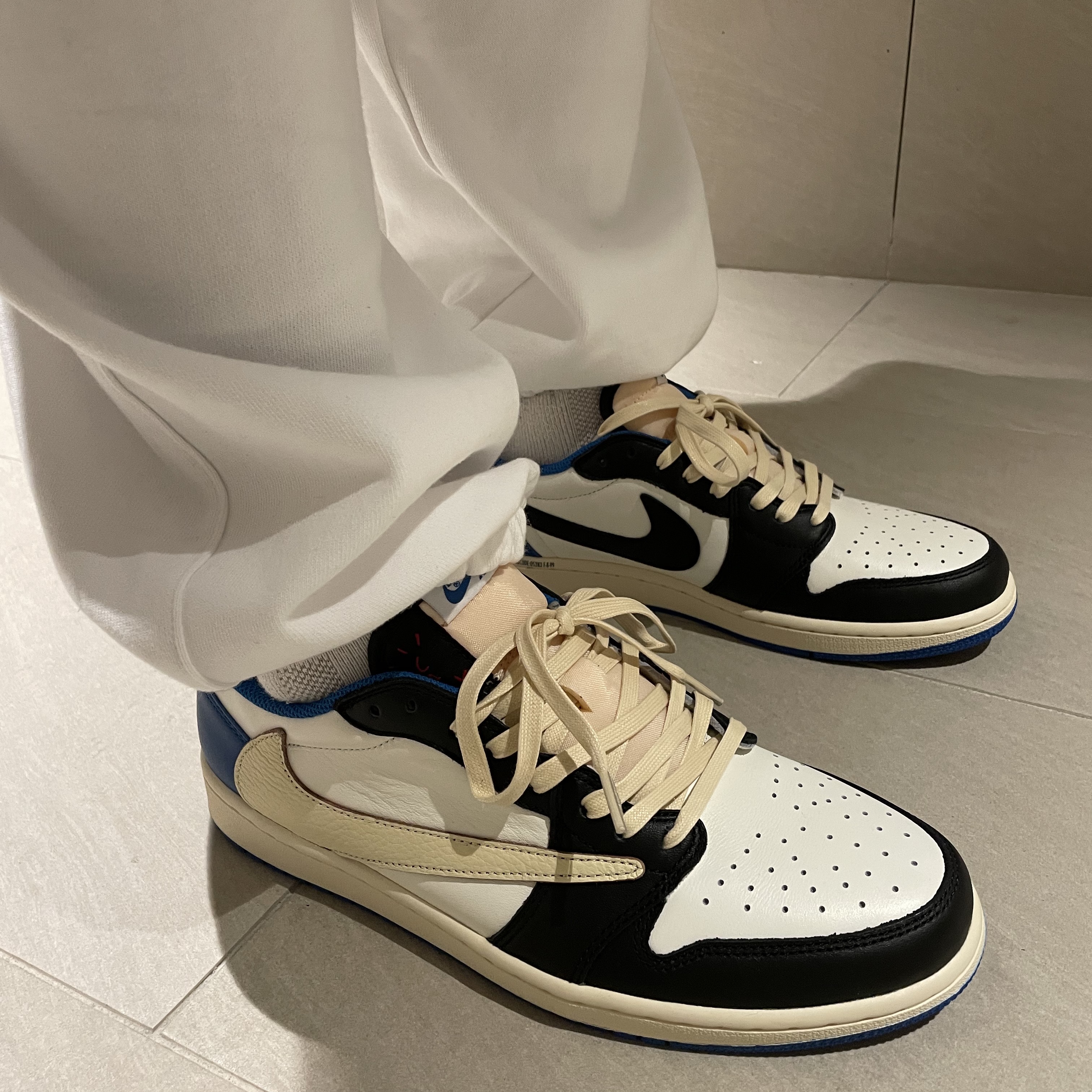Jordan 1 x Travis Scott x Fragment Retro Low OG SP Military Blue 착용 스타일 - 2