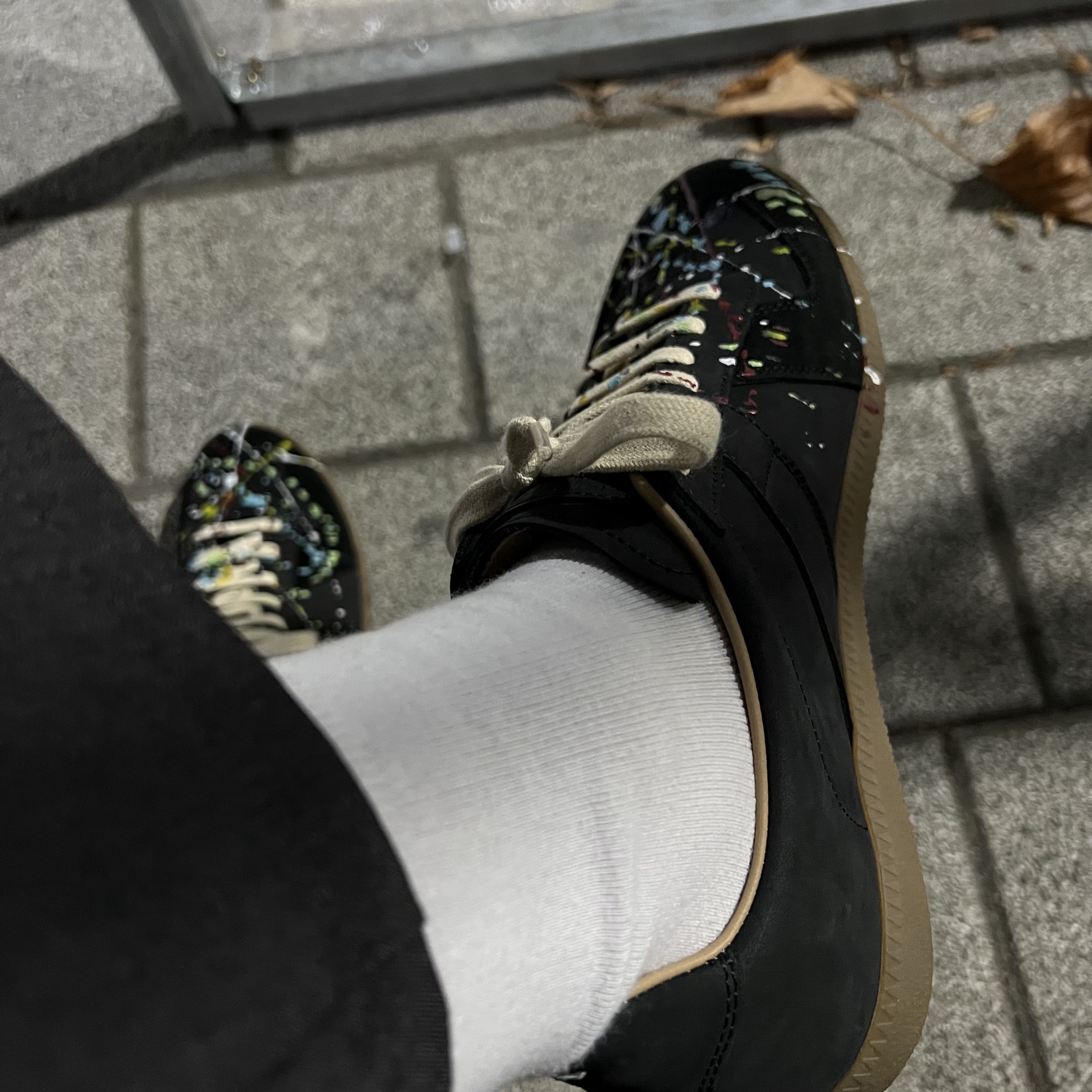 Maison Margiela Replica Paint Drop Sneakers Black 착용 스타일