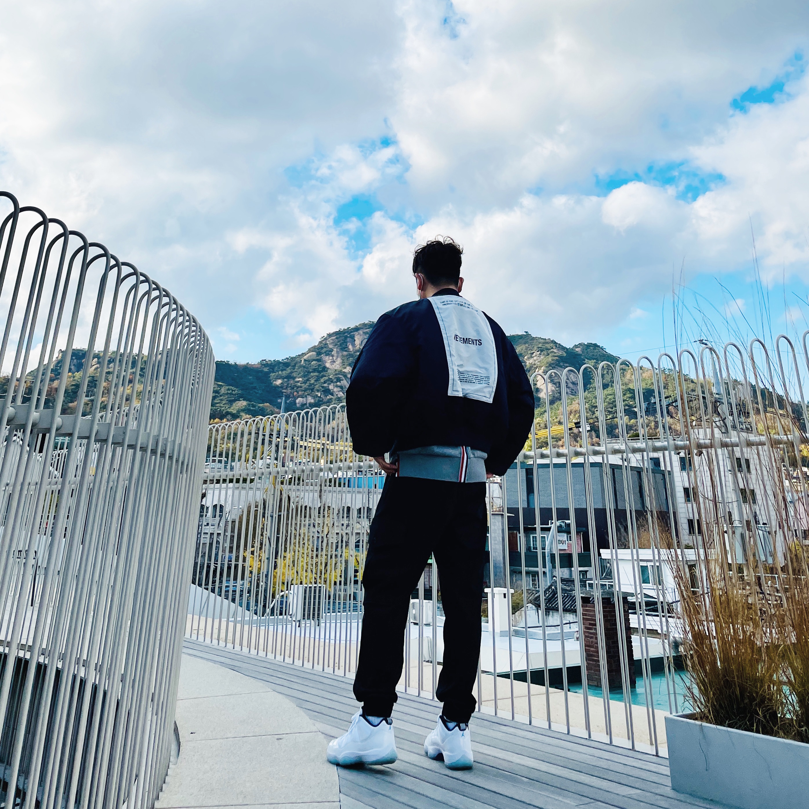 Jordan 11 Retro Low Legend Blue, Thom Browne Loopback Center Back Stripe Crewneck Pullover Knit Light Grey 착용 스타일