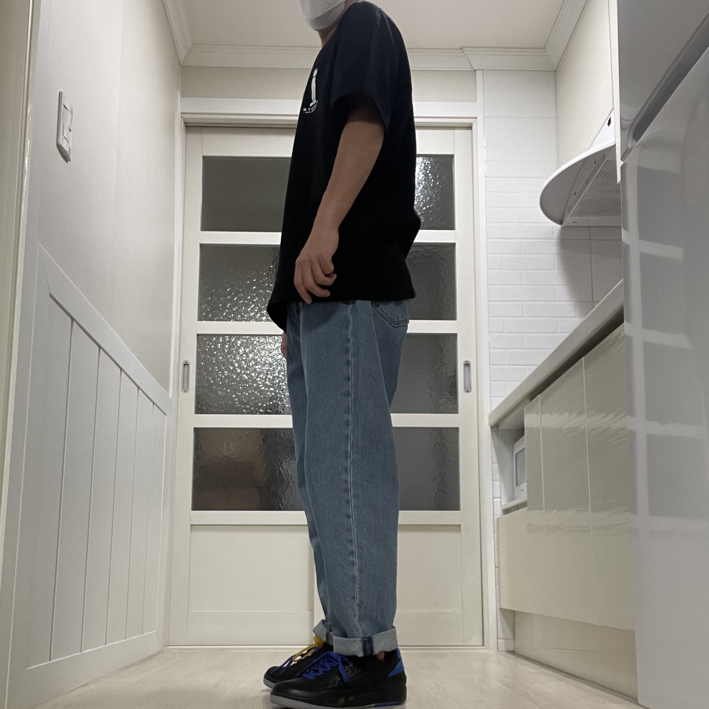 Jordan 2 x Off-White Retro Low SP Black and Varsity Royal 착용 스타일 - 2