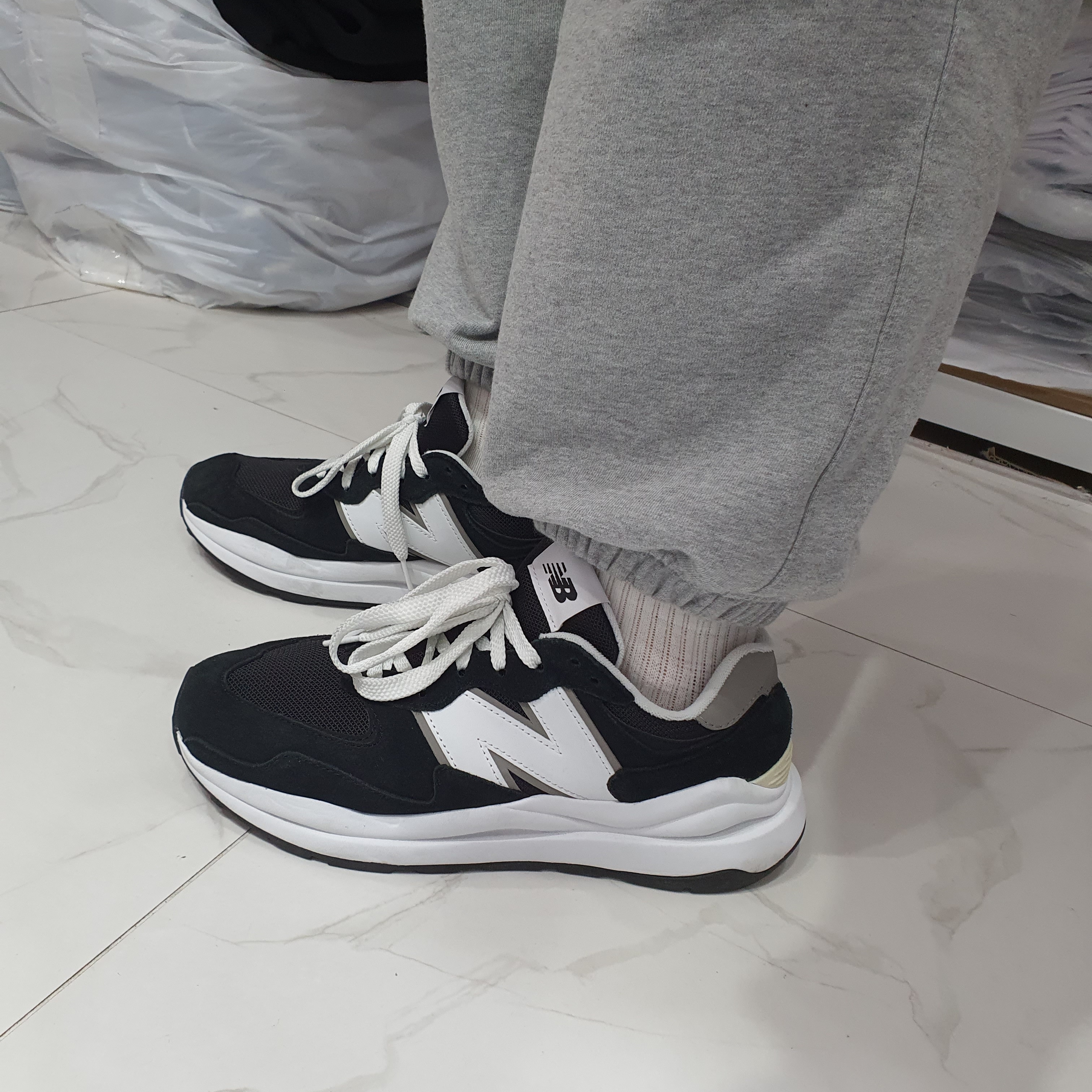 New Balance 5740 Black 착용 스타일 - 1