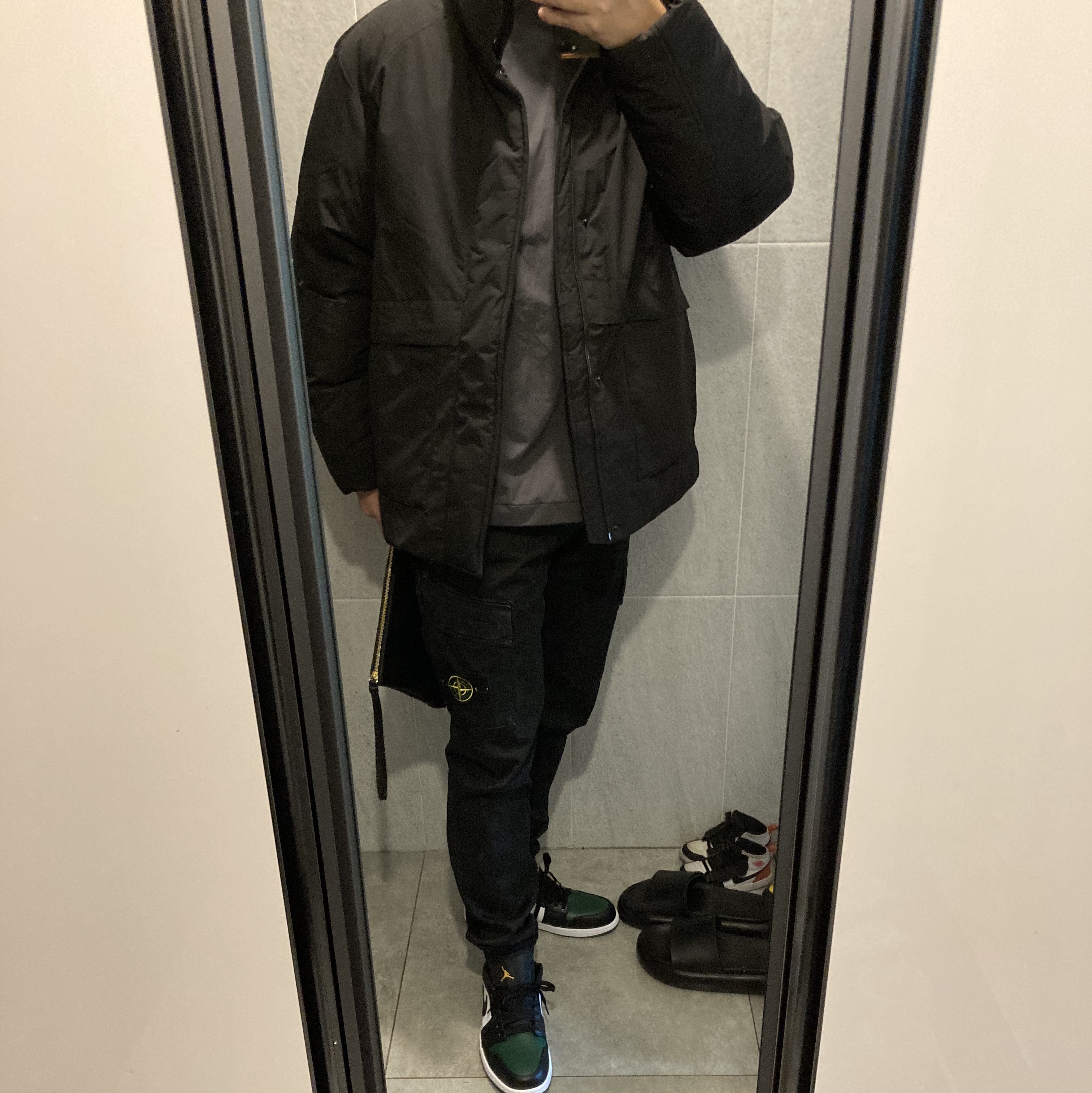Jordan 1 Low Green Toe, Stone Island 313L1 Old Dye Treatment Cargo Pants Black - 21FW 착용 스타일 - 1