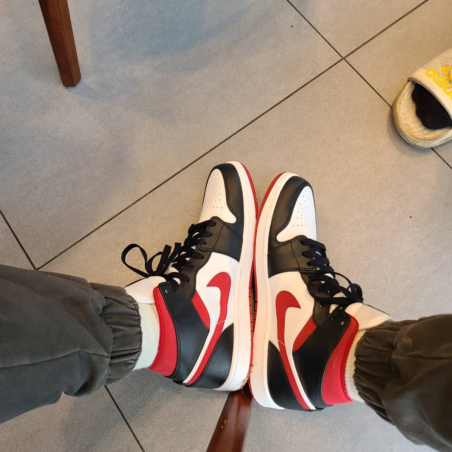 Jordan 1 Mid Gym Red Black White 착용 스타일 - 4