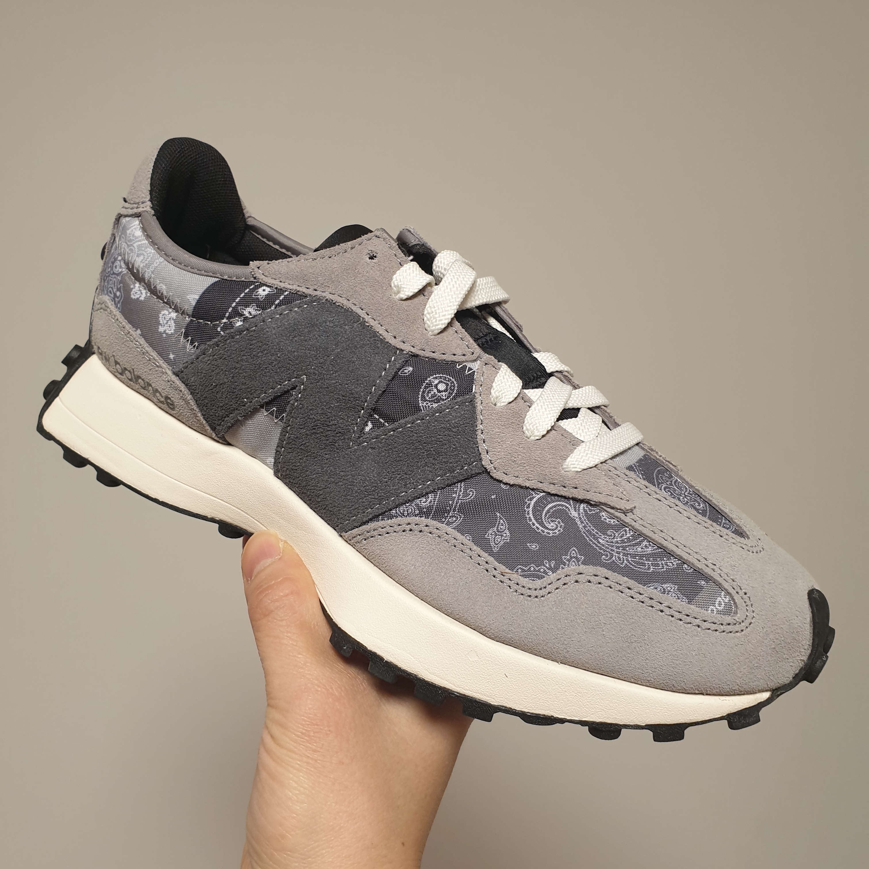 New Balance x Shoe Palace 327 Unity Heritage Grey 착용 스타일 - 1
