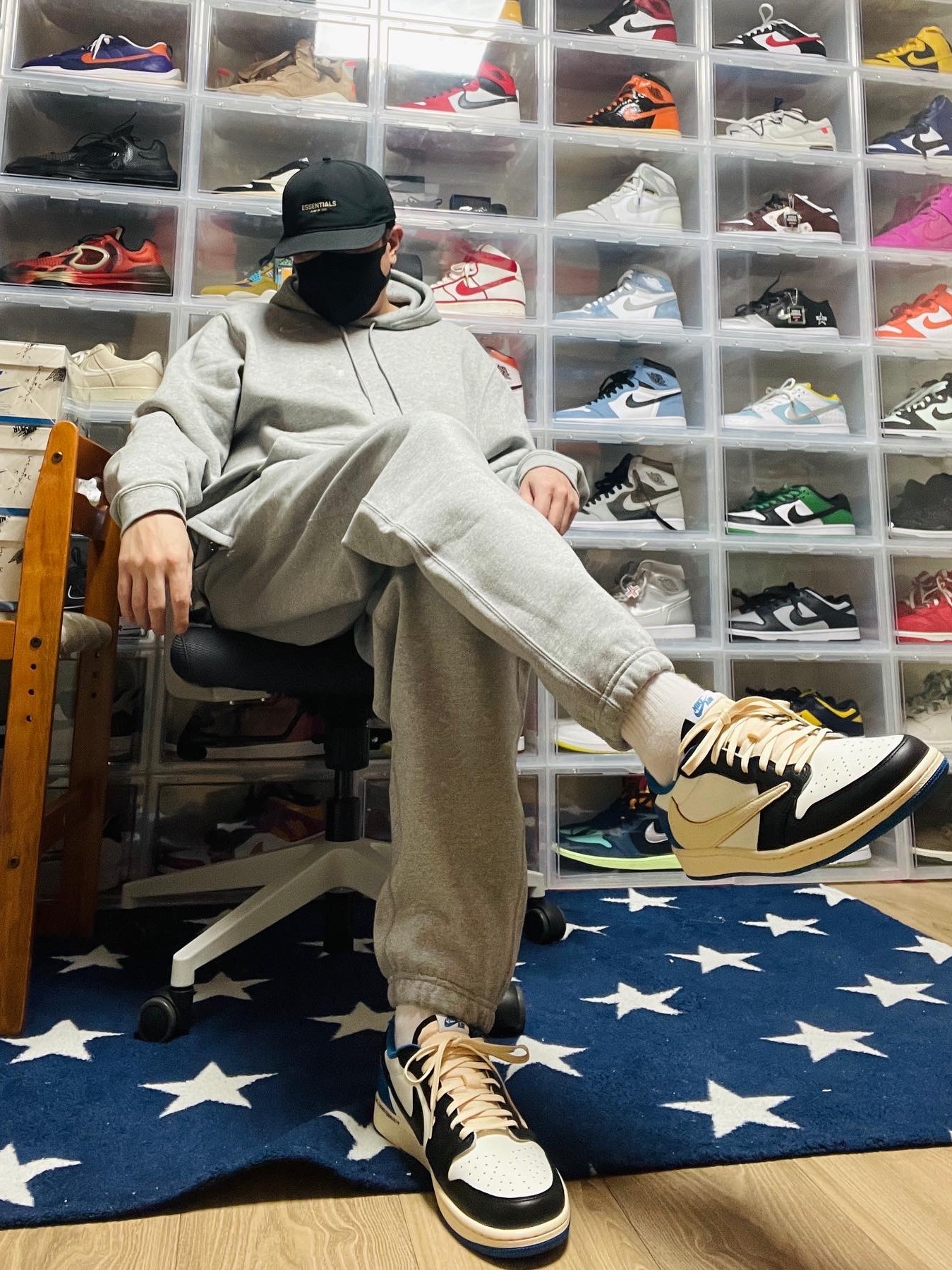 Jordan 1 x Travis Scott x Fragment Retro Low OG SP Military Blue, Nike NRG Solo Swoosh Fleece Pants Dark Grey Heather - Asia 착용 스타일 - 2
