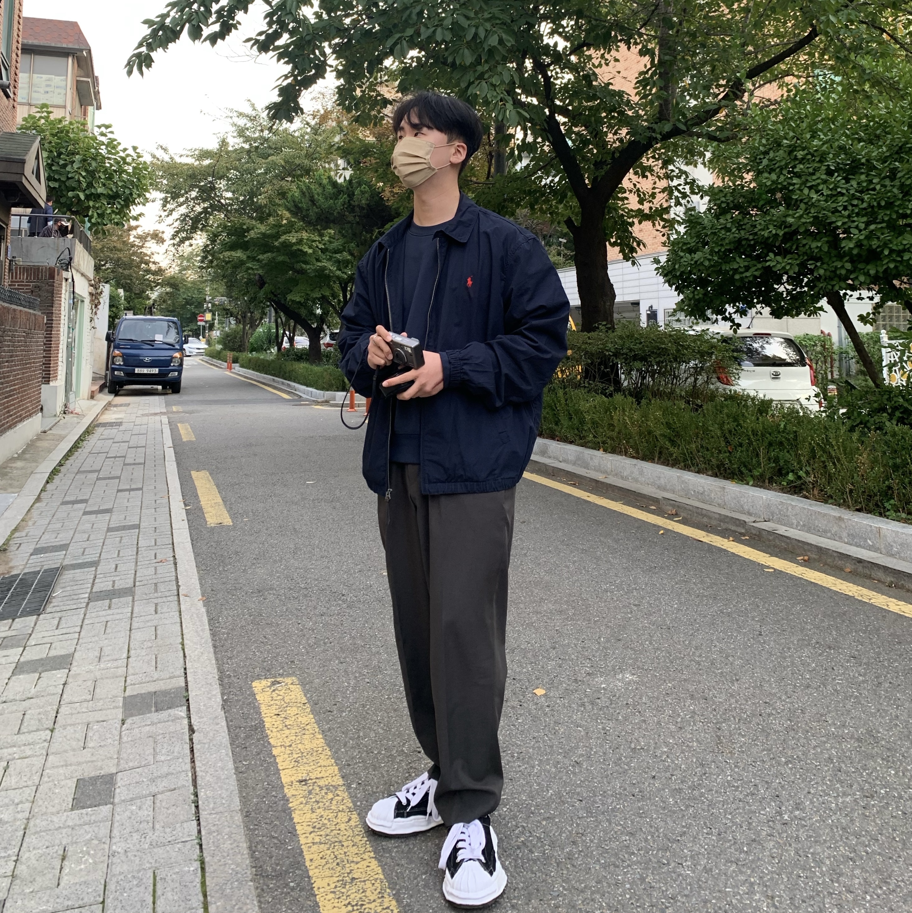 Maison Mihara Yasuhiro Peterson OG Sole Canvas Low Sneakers White, Maison Mihara Yasuhiro Blakey OG Sole Canvas Low-top Sneakers Black 착용 스타일 - 2