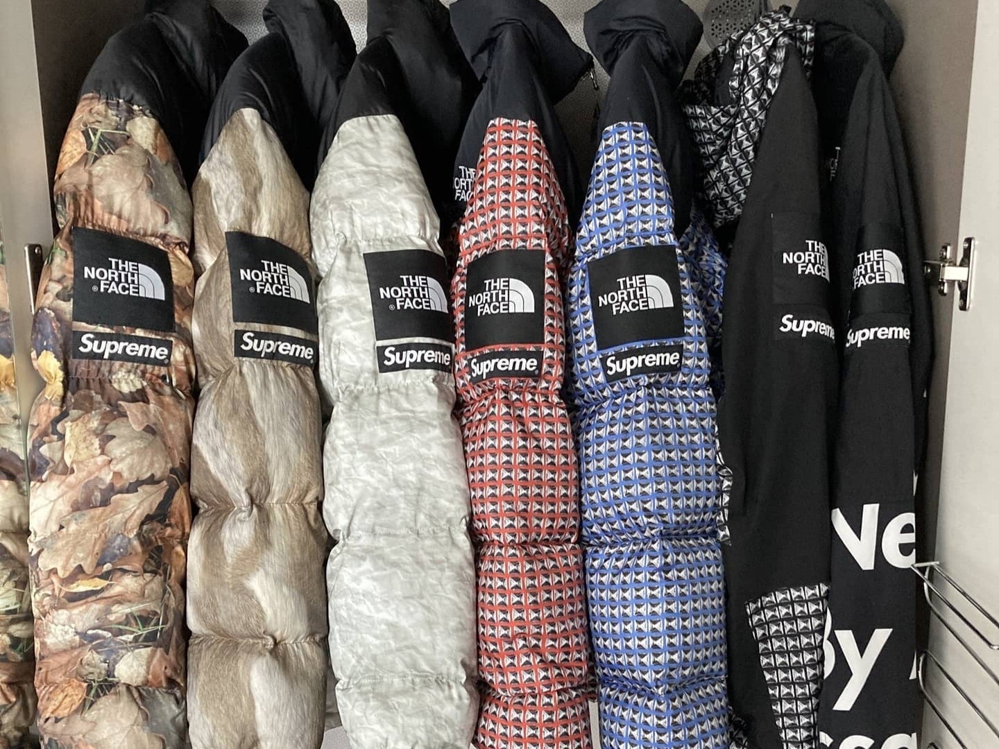 Supreme x The North Face Paper Print Nuptse Jacket - 19FW, Supreme x The North Face Studded Mountain Light Jacket Black - 21SS 착용 스타일
