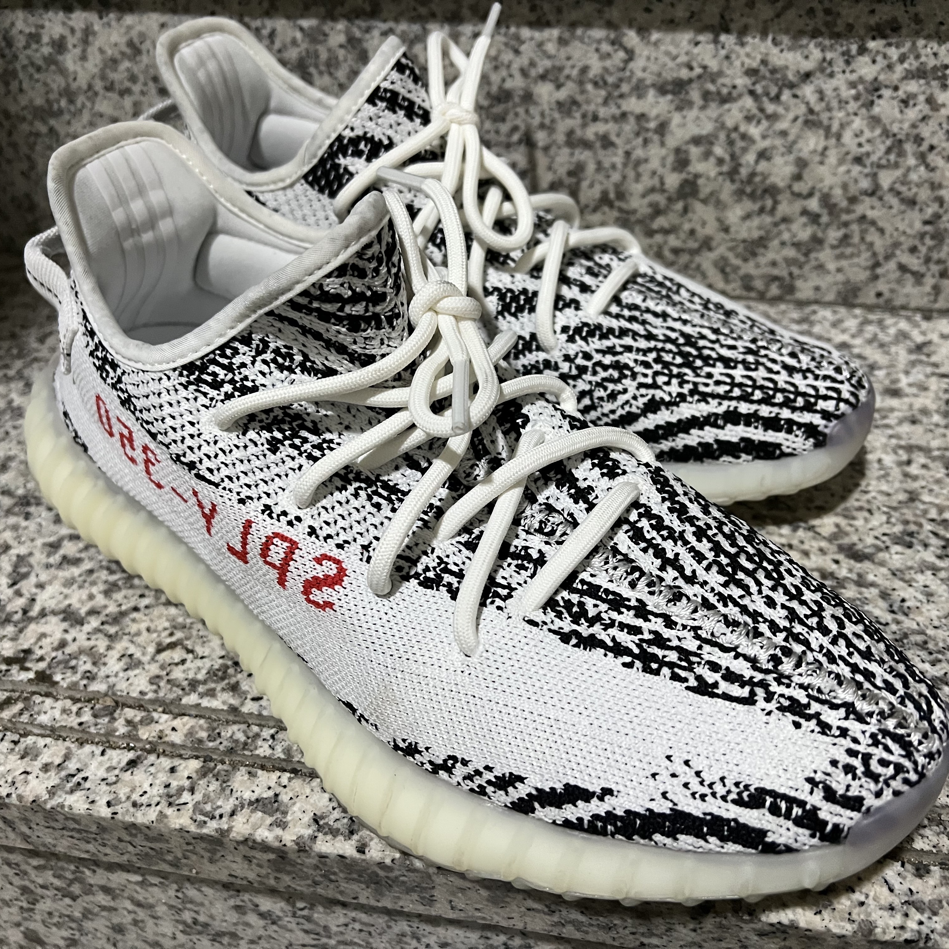 Adidas Yeezy Boost 350 V2 Zebra 2017/2019/2020 착용 스타일 - 1
