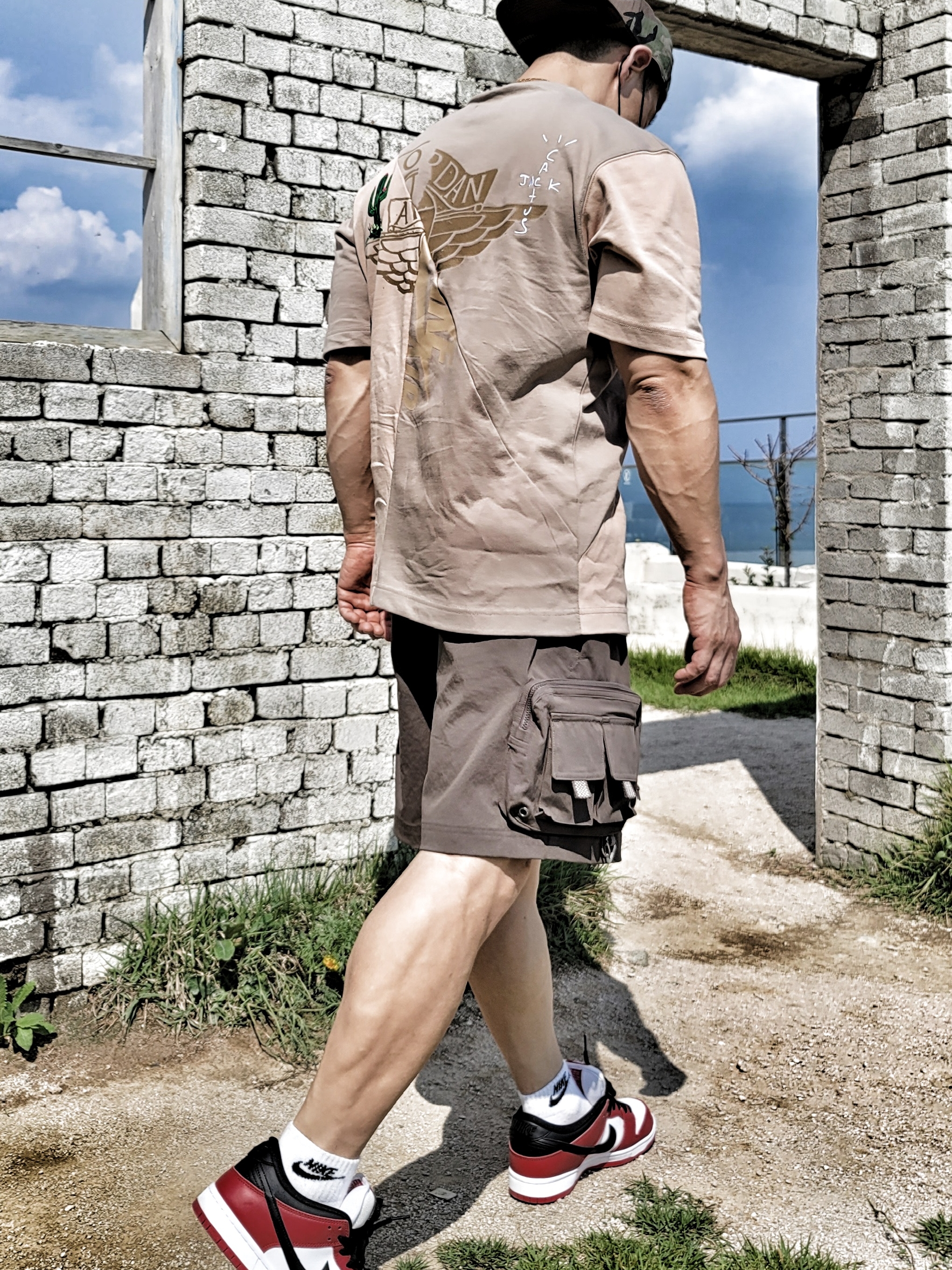 Jordan x Travis Scott S/S Top - Asia, Nike ACG Cargo Shorts Ironstone - Asia 착용 스타일
