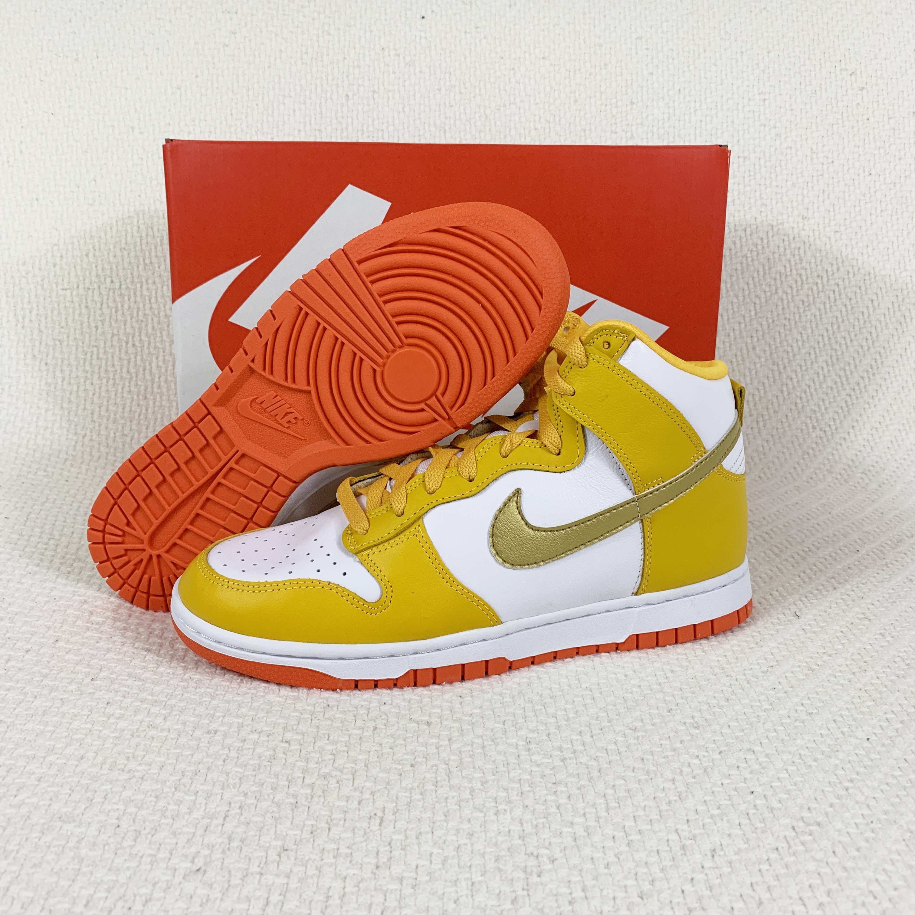 (W) Nike Dunk High University Gold 착용 스타일 - 2