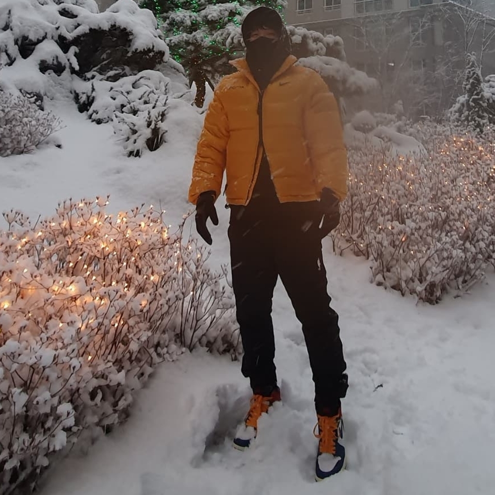 Nike x Drake Nocta Puffer Jacket University Gold - US/EU, Jordan 1 x Union Retro High Blue Toe 착용 스타일 - 2