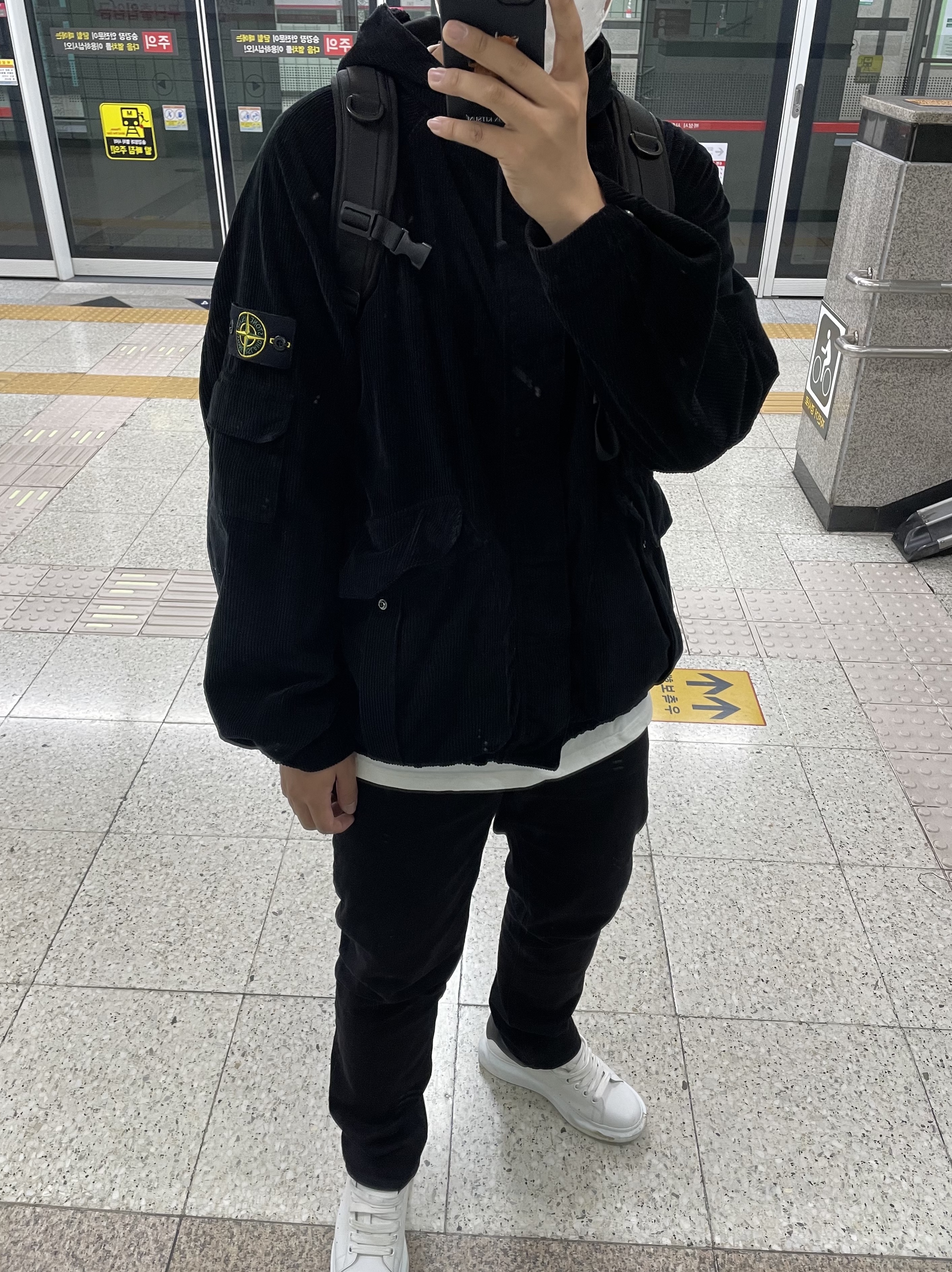 Supreme x Stone Island Corduroy Jacket Black - 20FW, Alexander McQueen Oversized Sneakers White Black 착용 스타일 - 1