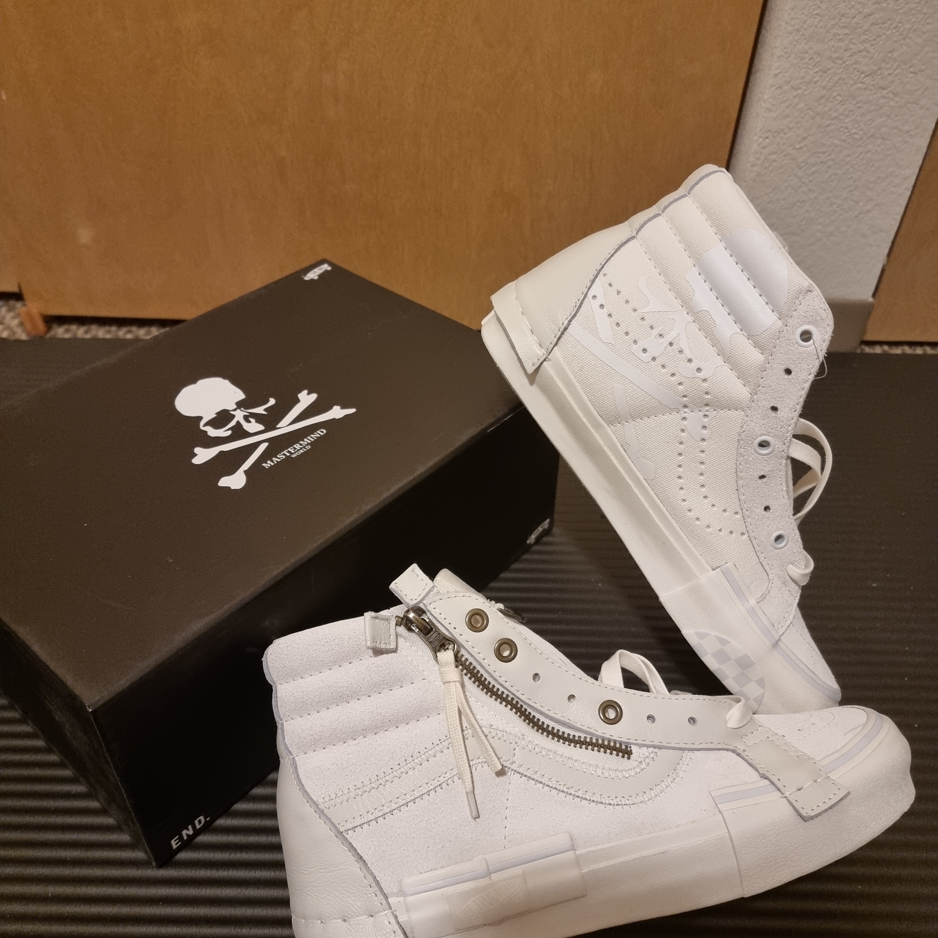 Vans Vault x Mastermind x END. Sk8-Hi Cap LX Marshmallow 착용 스타일 - 1