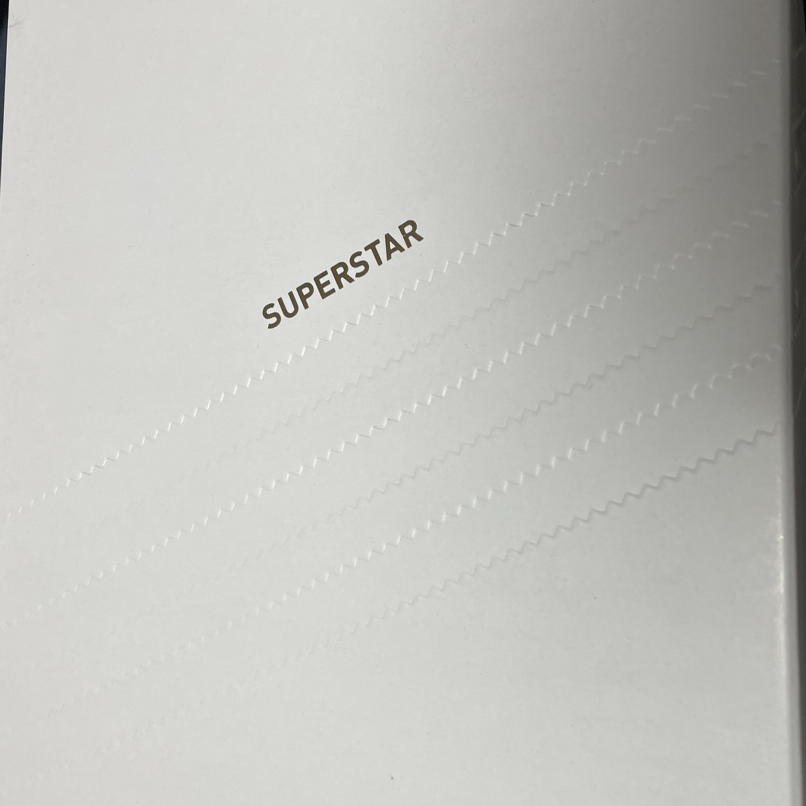 Adidas Superstar Premium Black White 착용 스타일 - 1