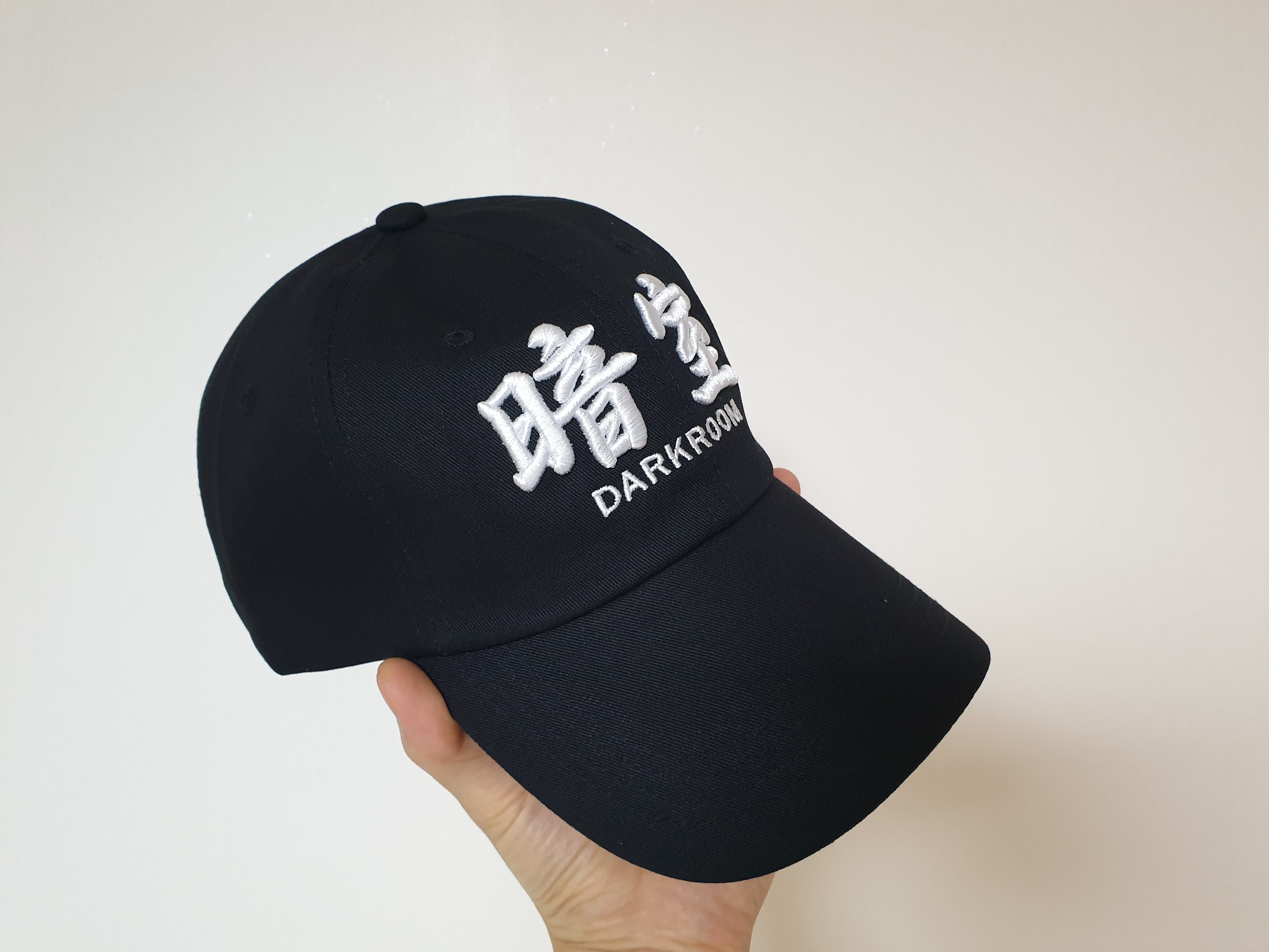 Darkr8m Studio White Logo Cap 착용 스타일