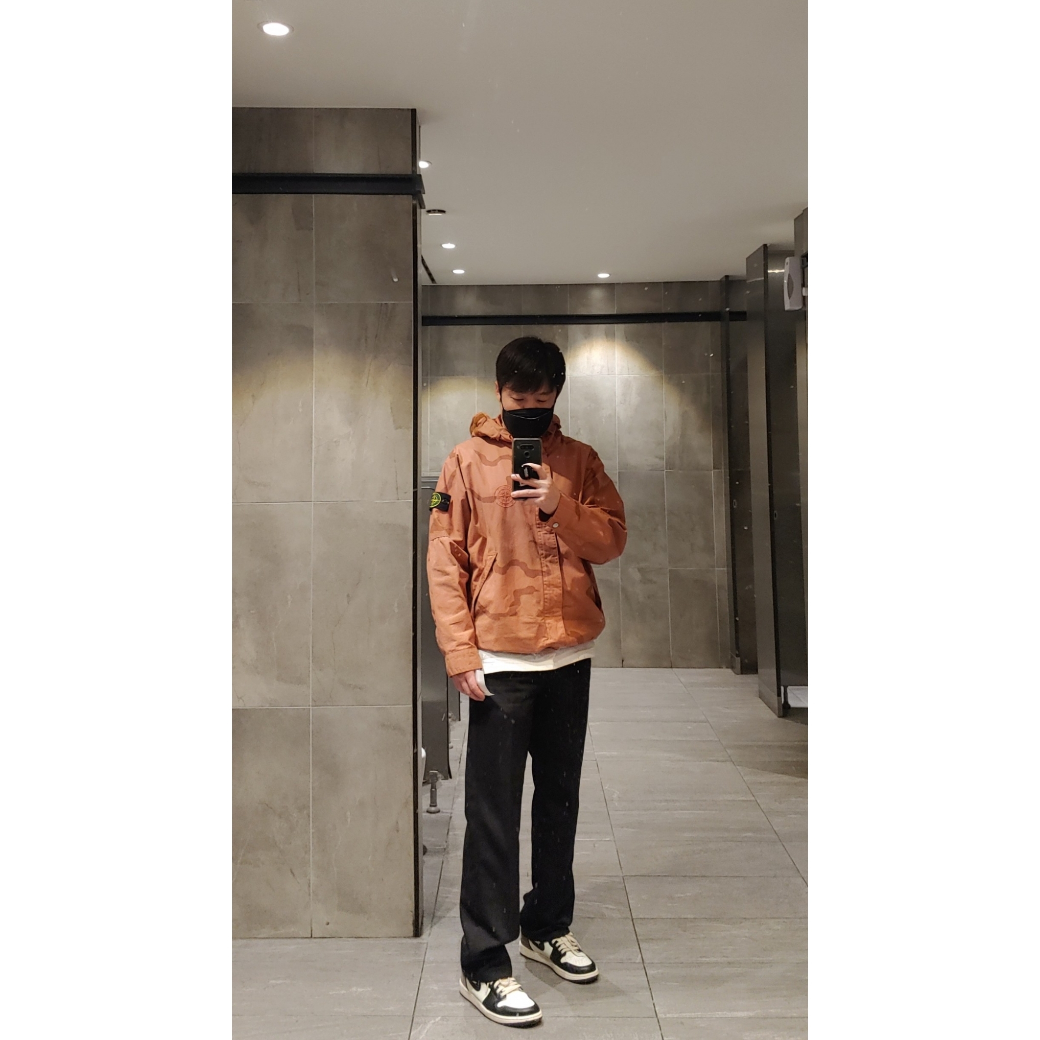 Jordan 1 Retro High OG Black Mocha, Supreme x Stone Island Riot Mask Camo Jacket Coral - 19SS 착용 스타일
