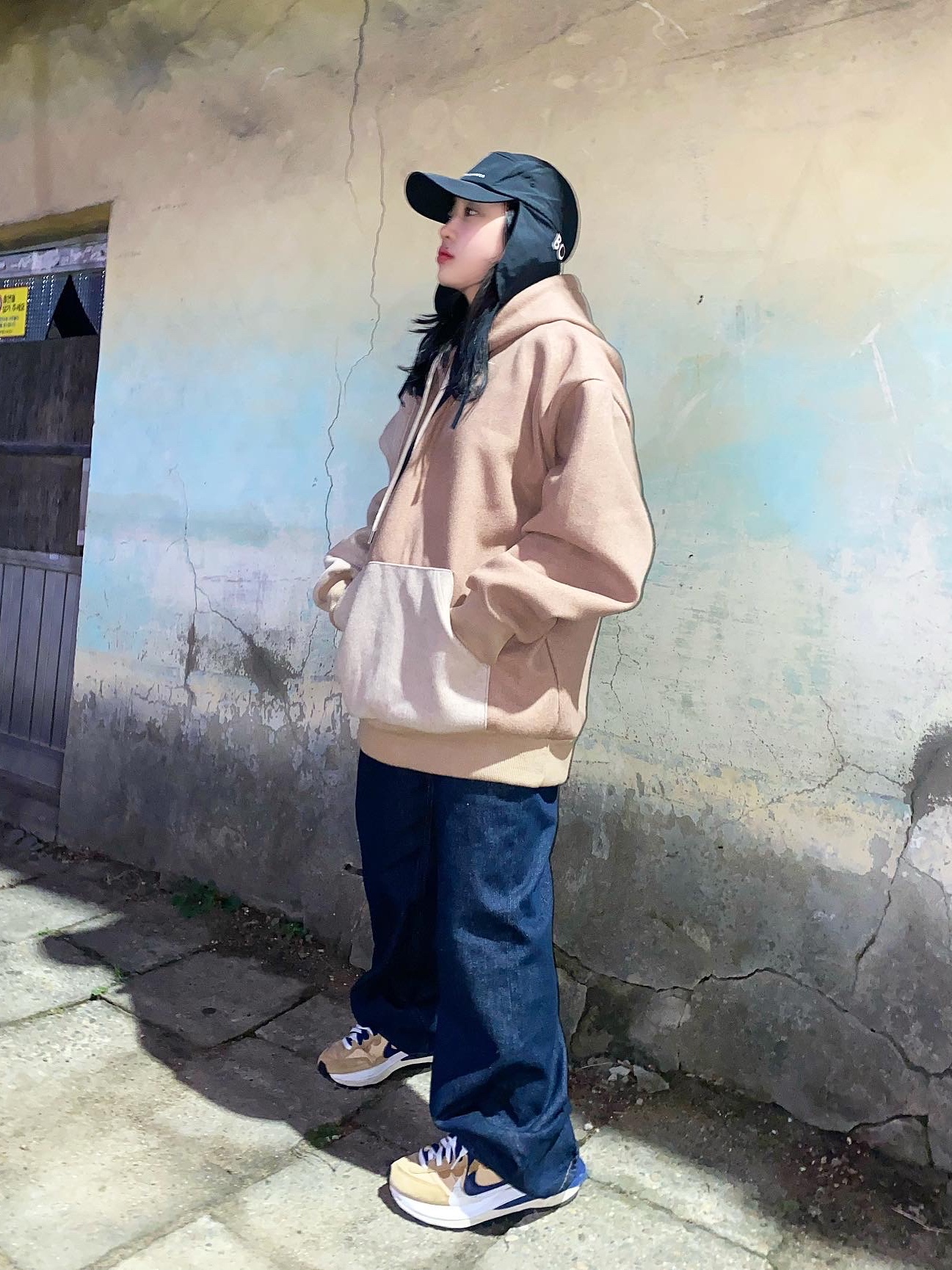 Nike x Sacai VaporWaffle Sesame and Blue Void 착용 스타일