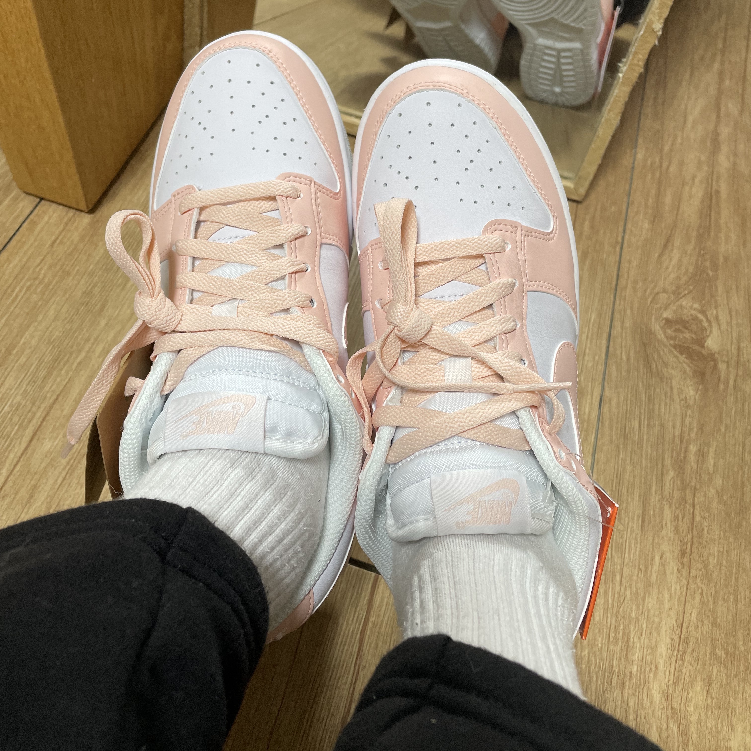 (W) Nike Dunk Low Next Nature Pale Coral 착용 스타일 - 1