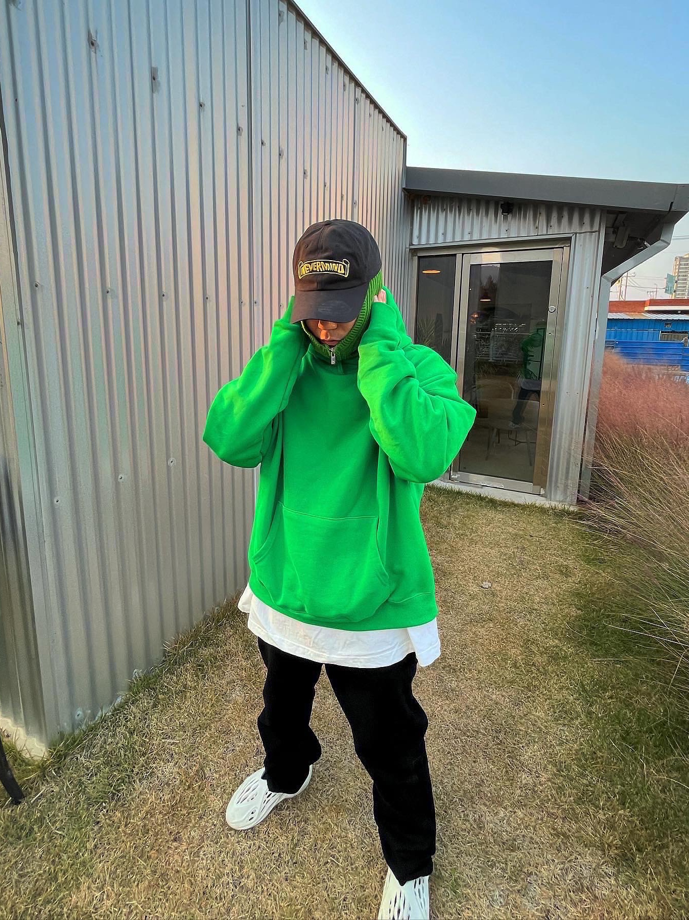 Adidas Yeezy Foam RNNR Ararat 착용 스타일 - 3