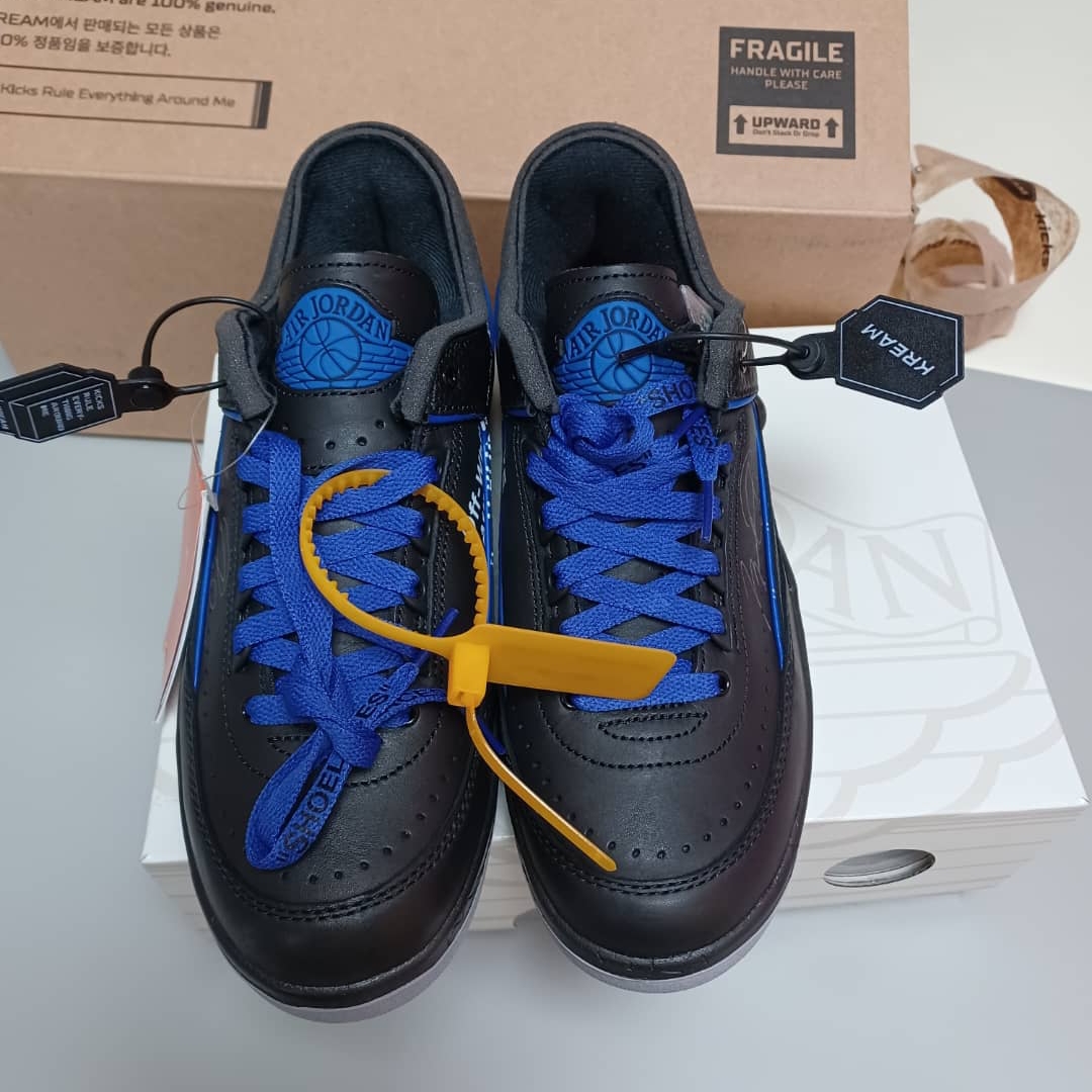 Jordan 2 x Off-White Retro Low SP Black and Varsity Royal 착용 스타일 - 1
