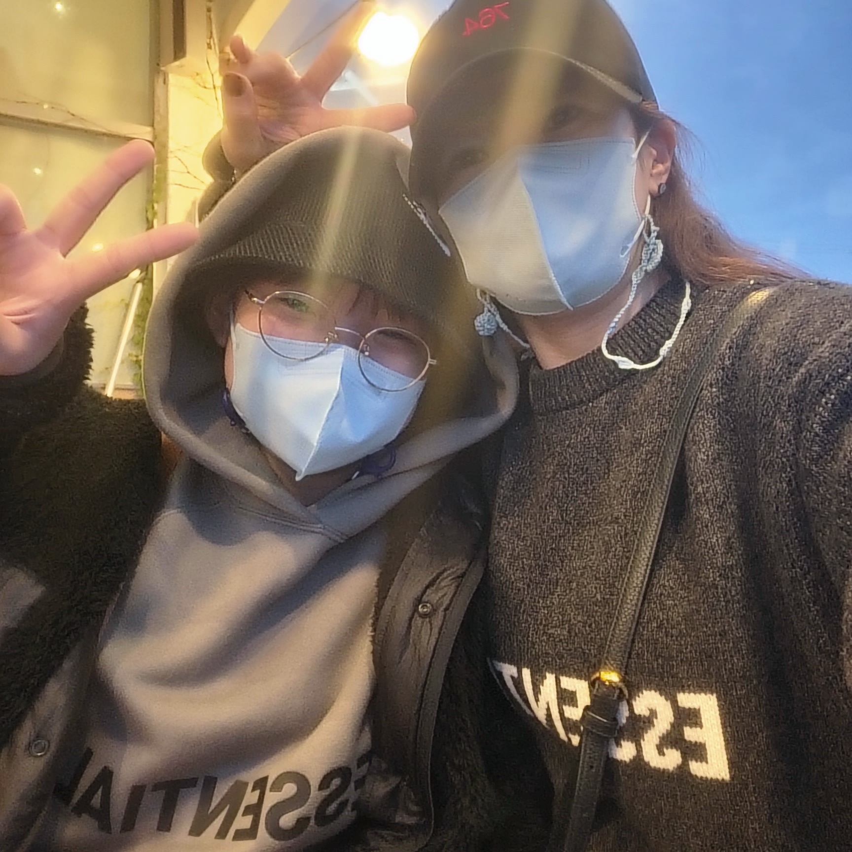 Essentials Knit Sweater Black Melange - 20SS, Essentials 3D Silicon Applique Pullover Hoodie Cement - 20FW 착용 스타일
