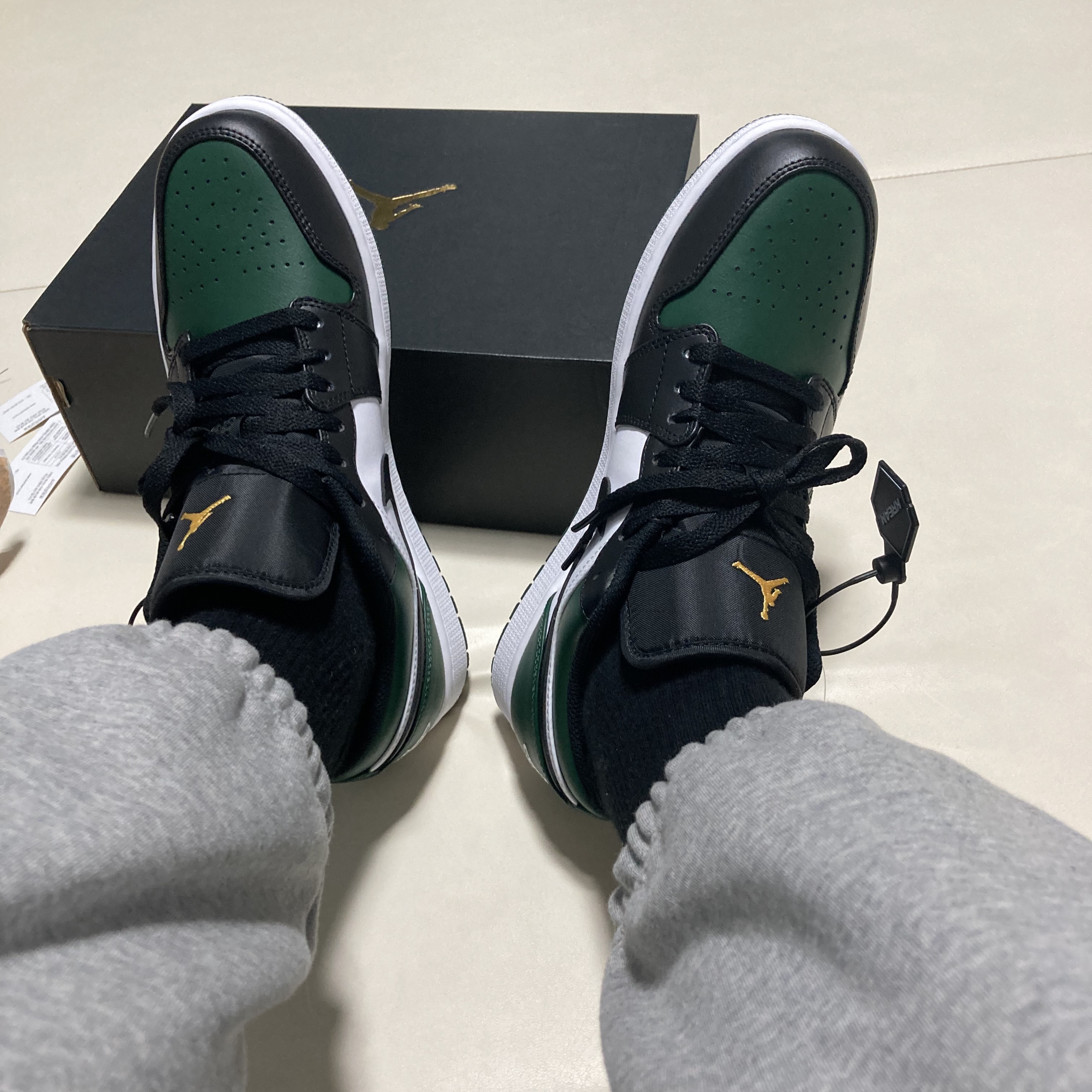 Jordan 1 Low Green Toe, Stone Island 313L1 Old Dye Treatment Cargo Pants Black - 21FW 착용 스타일 - 3