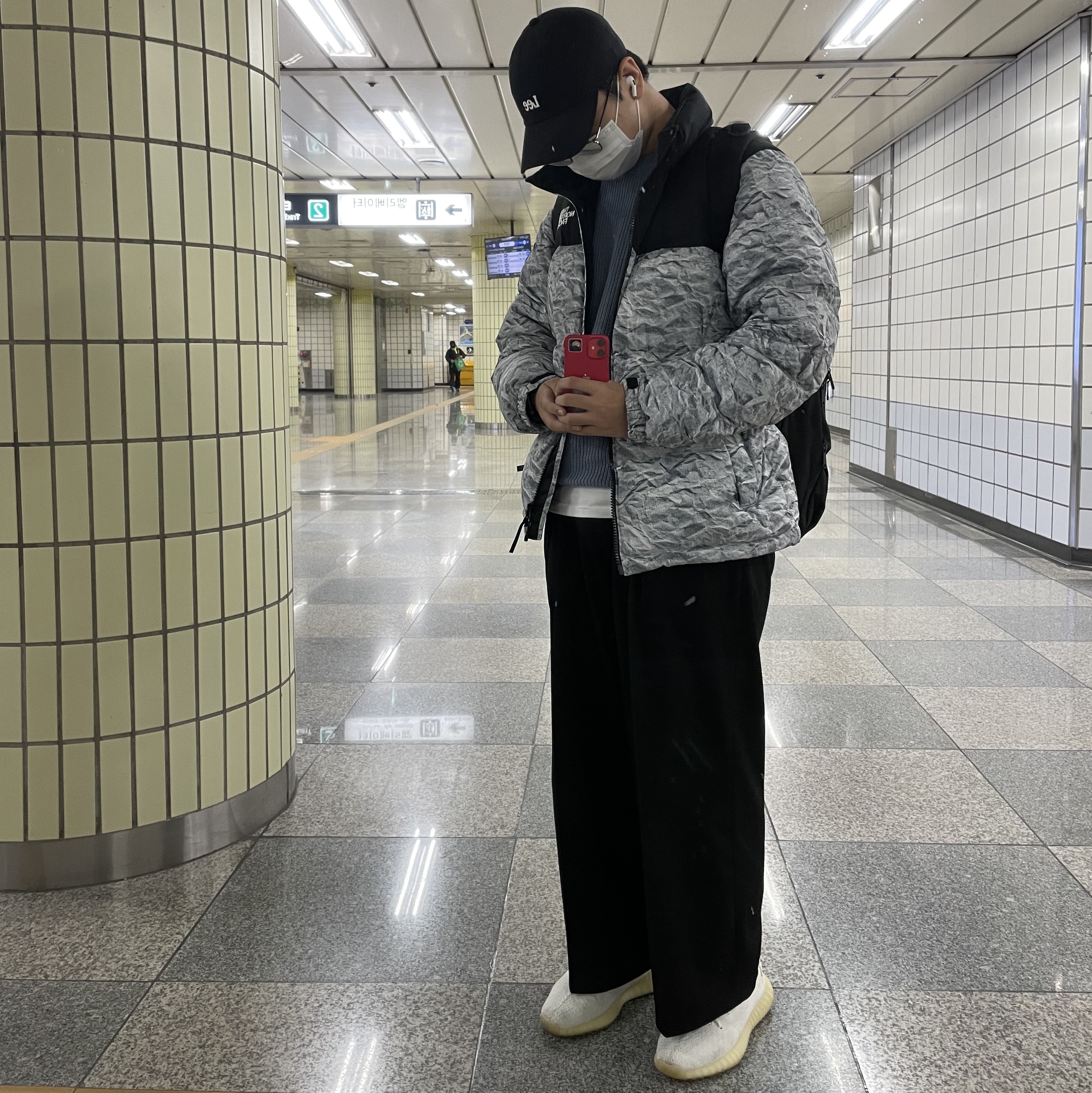 The North Face White Label Novelty Nuptse Down Jacket White, Adidas Yeezy Boost 350 V2 Cream/Triple White 착용 스타일