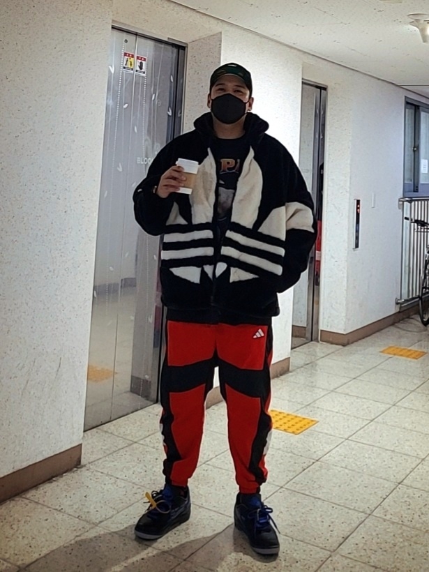 Jordan 2 x Off-White Retro Low SP Black and Varsity Royal 착용 스타일 - 5