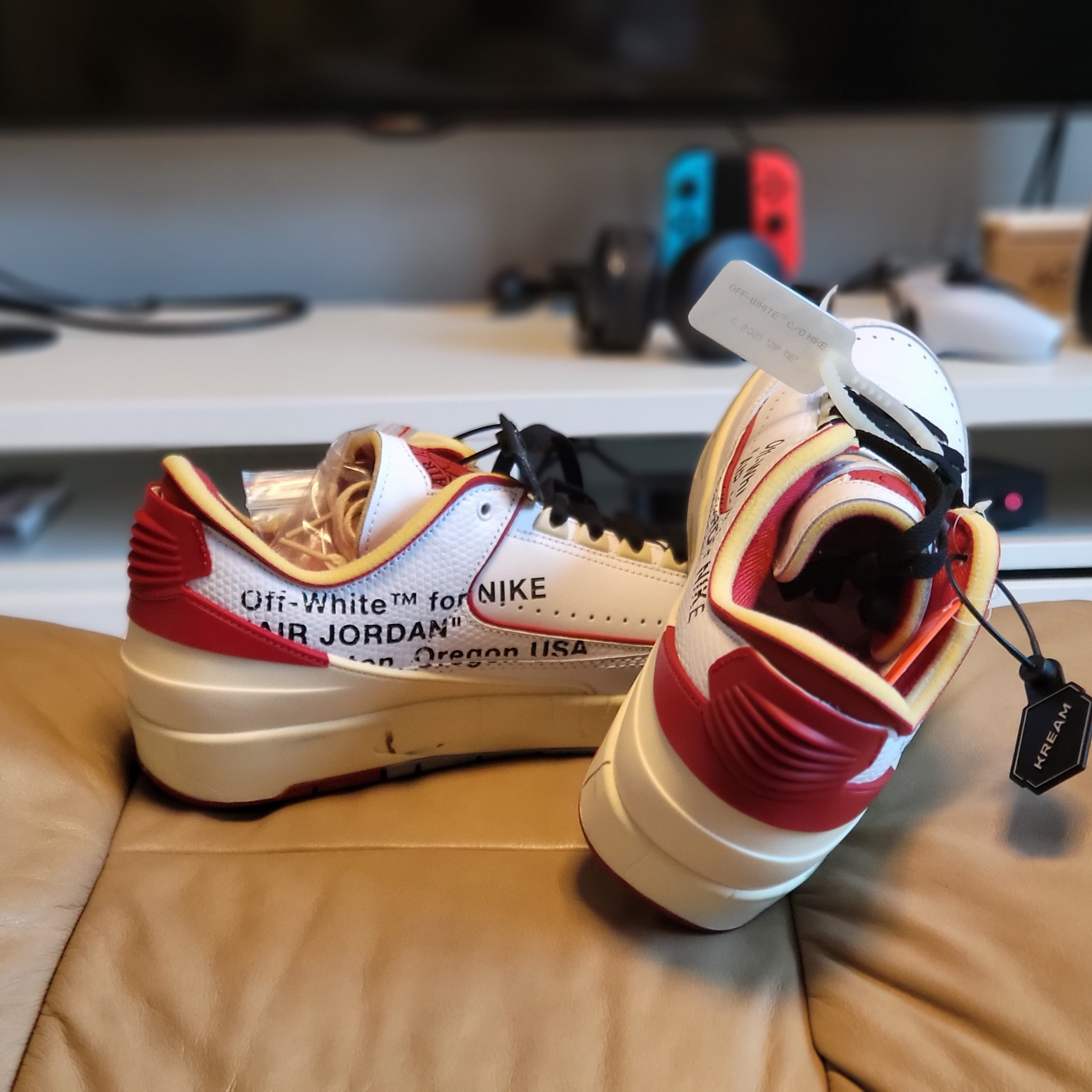 Jordan 2 x Off-White Retro Low SP White and Varsity Red 착용 스타일 - 2