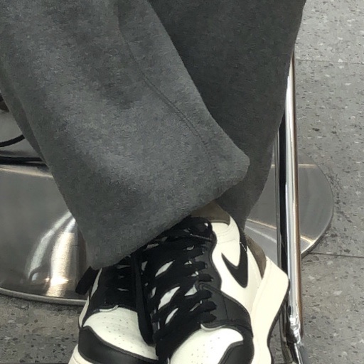 (GS) Jordan 1 Retro High OG Black Mocha 착용 스타일 - 1