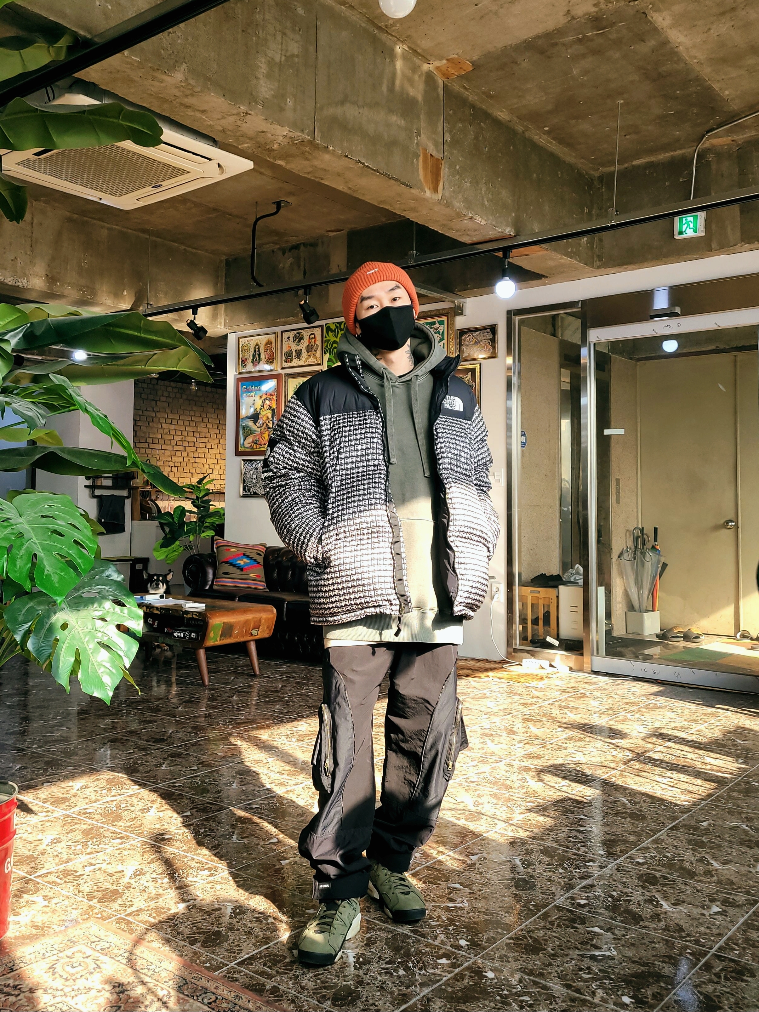 Supreme x The North Face Studded Nuptse Jacket Black - 21SS, Jordan 6 x Travis Scott Retro Olive 착용 스타일 - 1