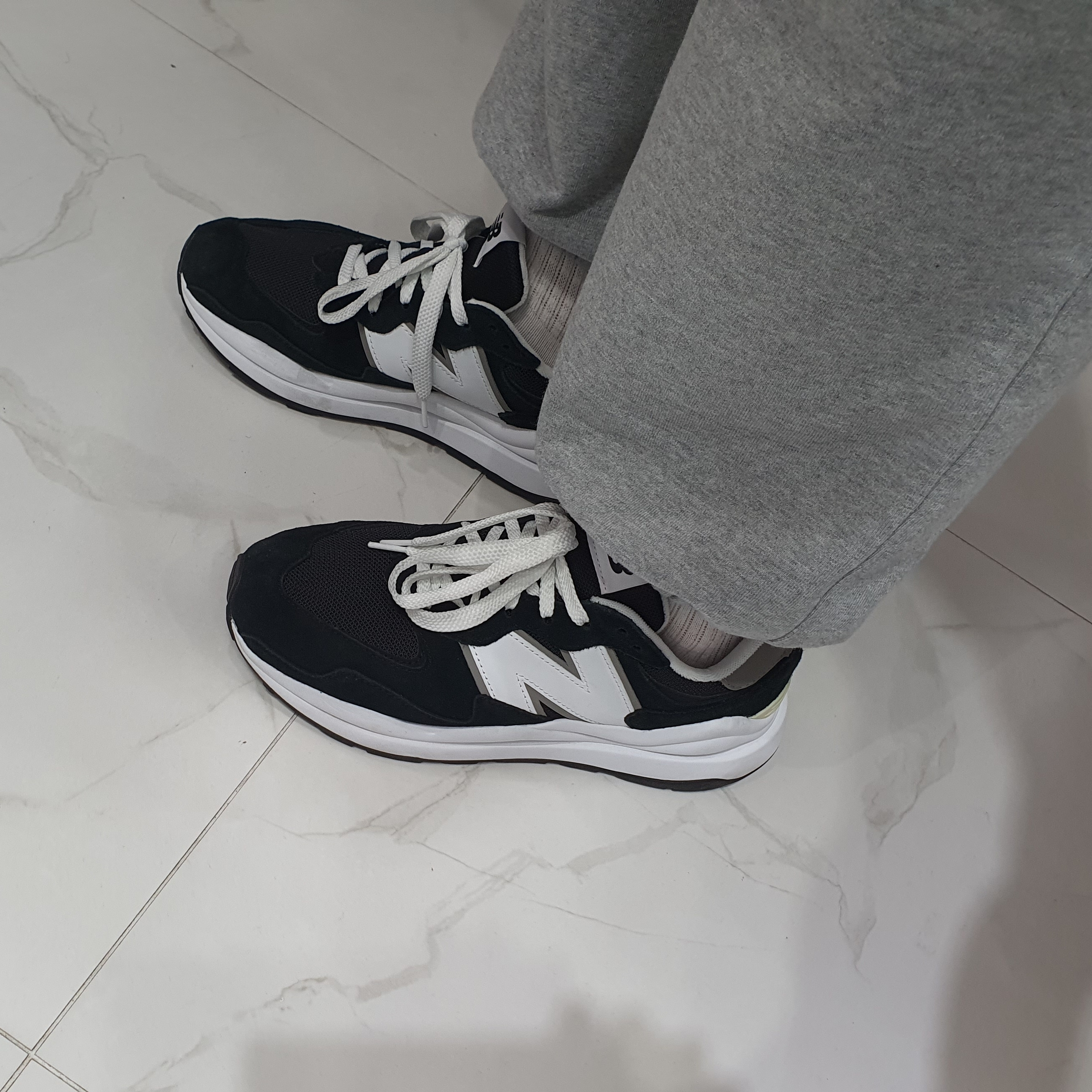 New Balance 5740 Black 착용 스타일 - 2