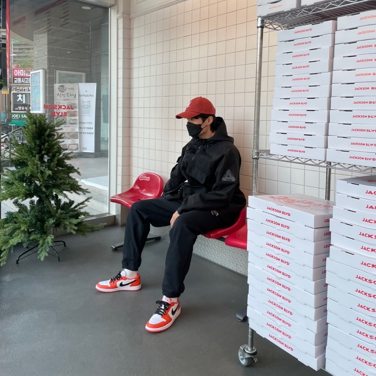 Jordan 1 Low OG Starfish, Palace Bag Jacket Black - 21FW 착용 스타일 - 1