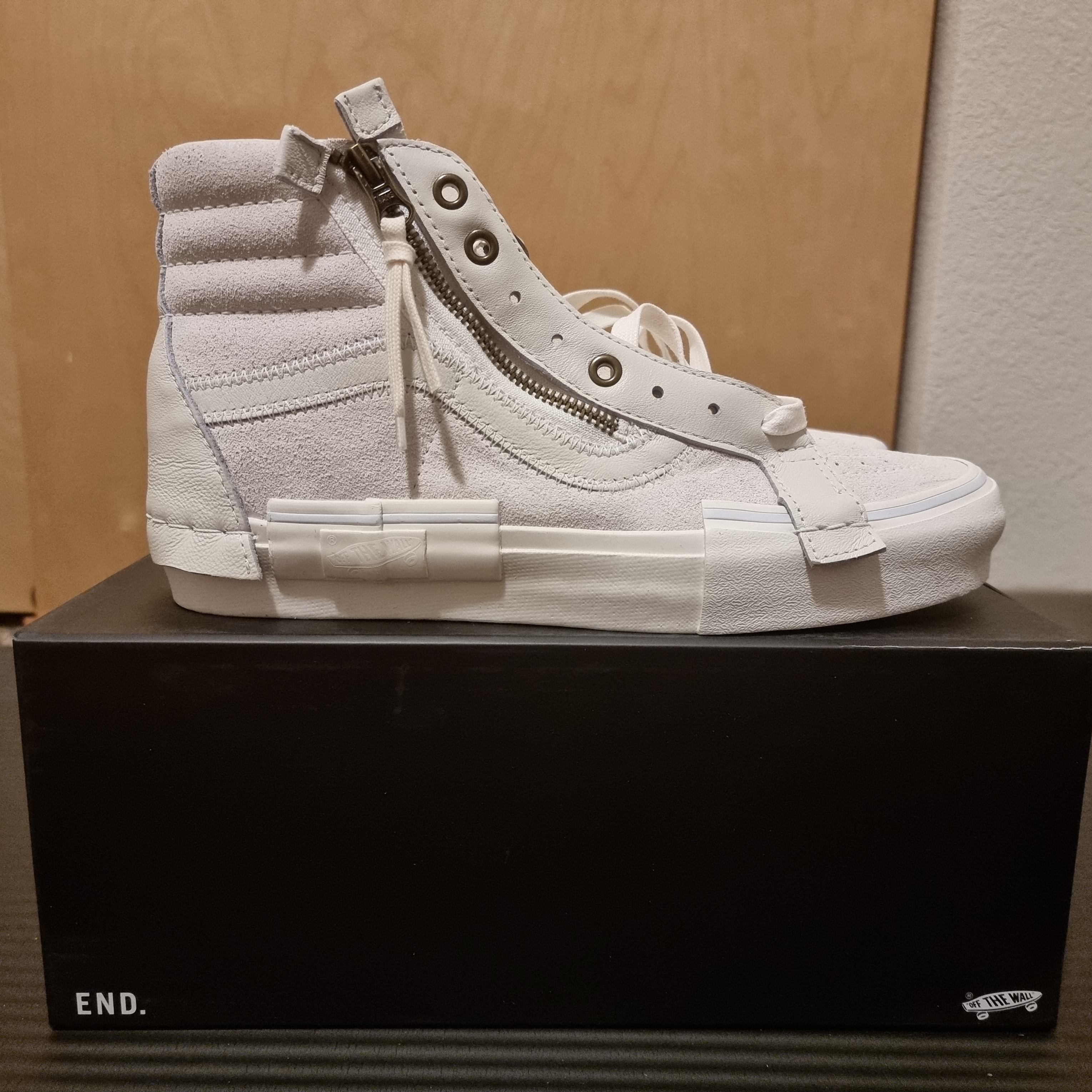 Vans Vault x Mastermind x END. Sk8-Hi Cap LX Marshmallow 착용 스타일 - 2